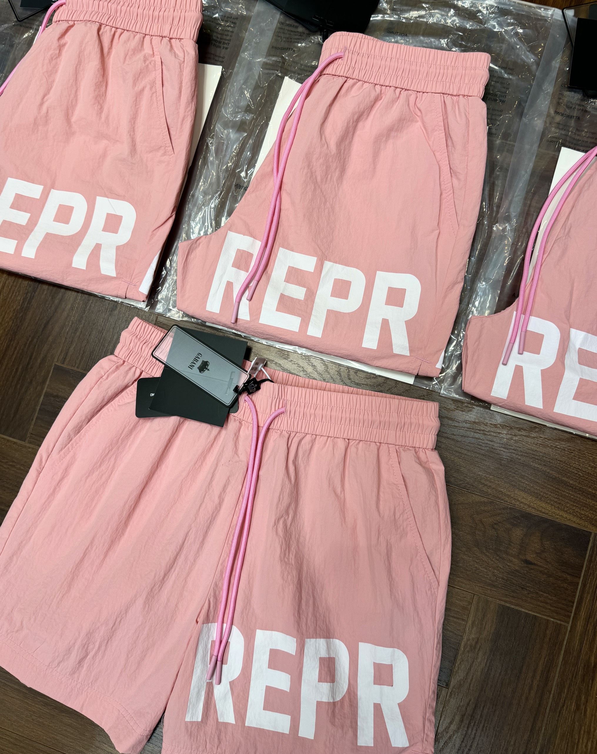 Quần short gió Represent logo chữ Trắng đùi Like Auth CD