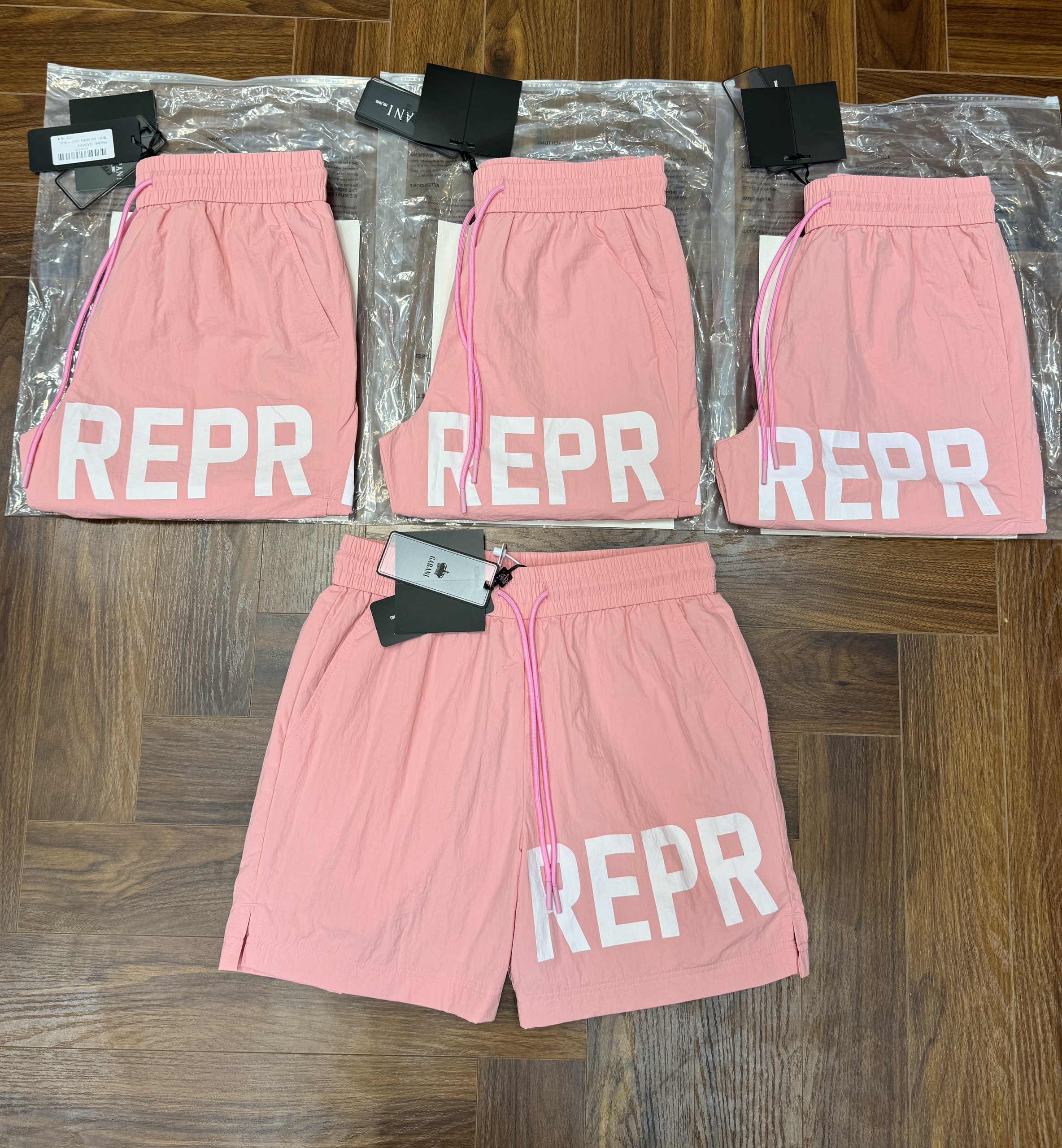 Quần short gió Represent logo chữ Trắng đùi Like Auth CD