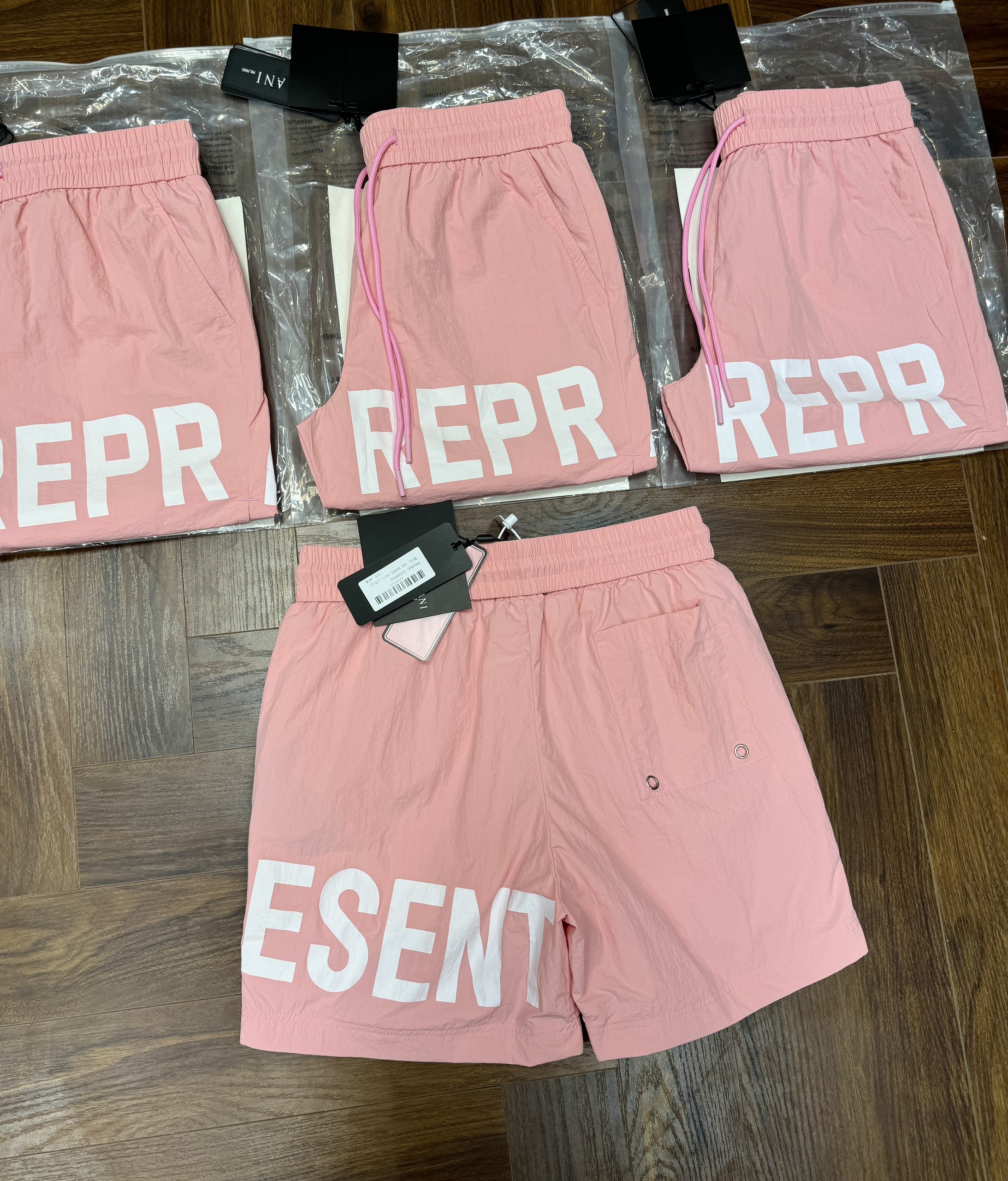 Quần short gió Represent logo chữ Trắng đùi Like Auth CD