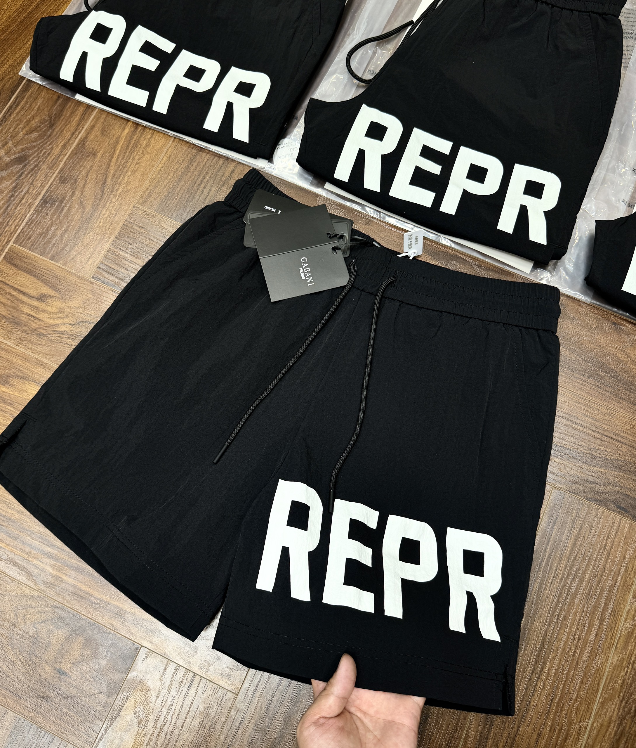 Quần short gió Represent logo chữ Trắng đùi Like Auth CD