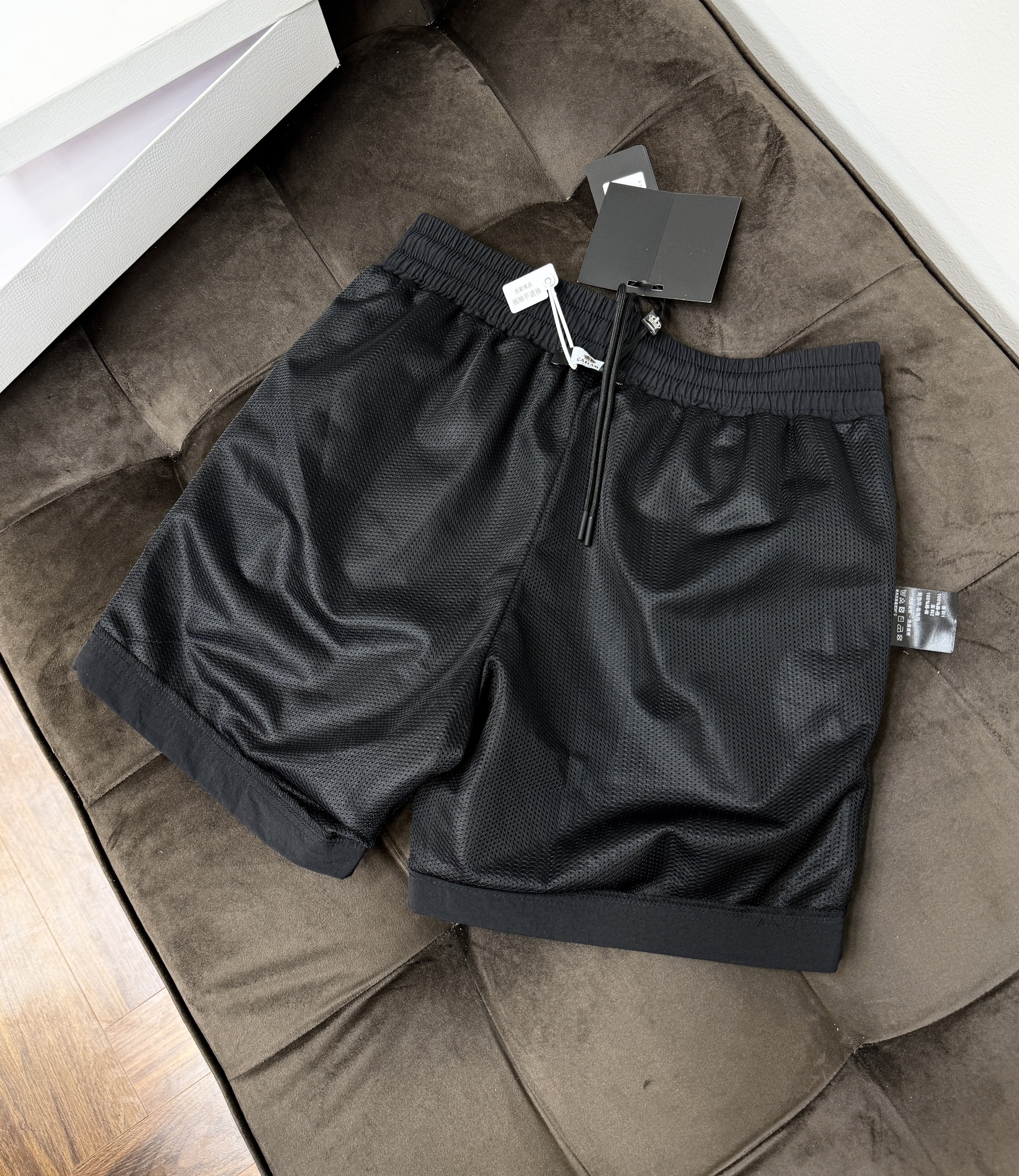 Quần short gió Represent logo chữ Trắng đùi Like Auth CD