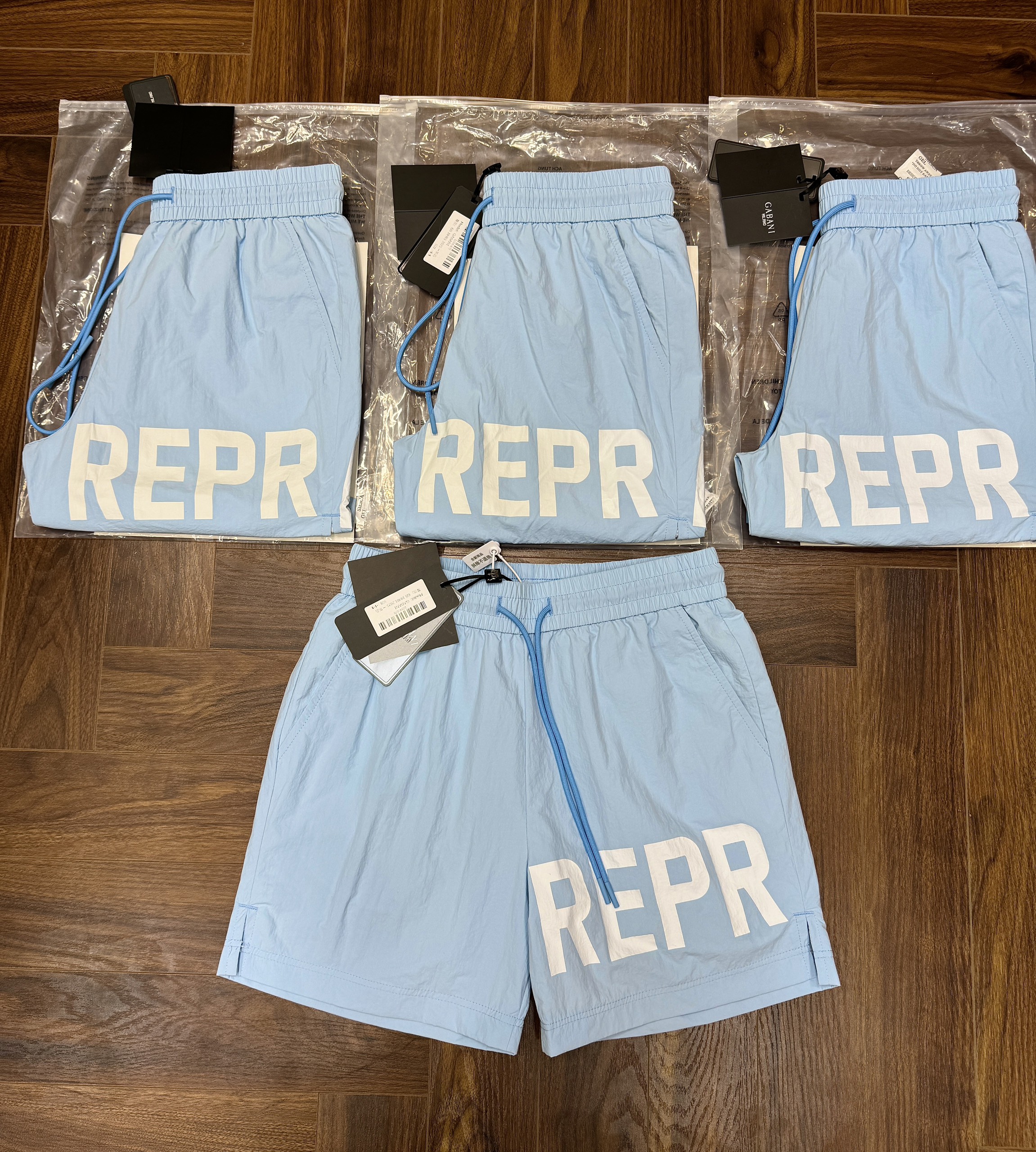 Quần short gió Represent logo chữ Trắng đùi Like Auth CD