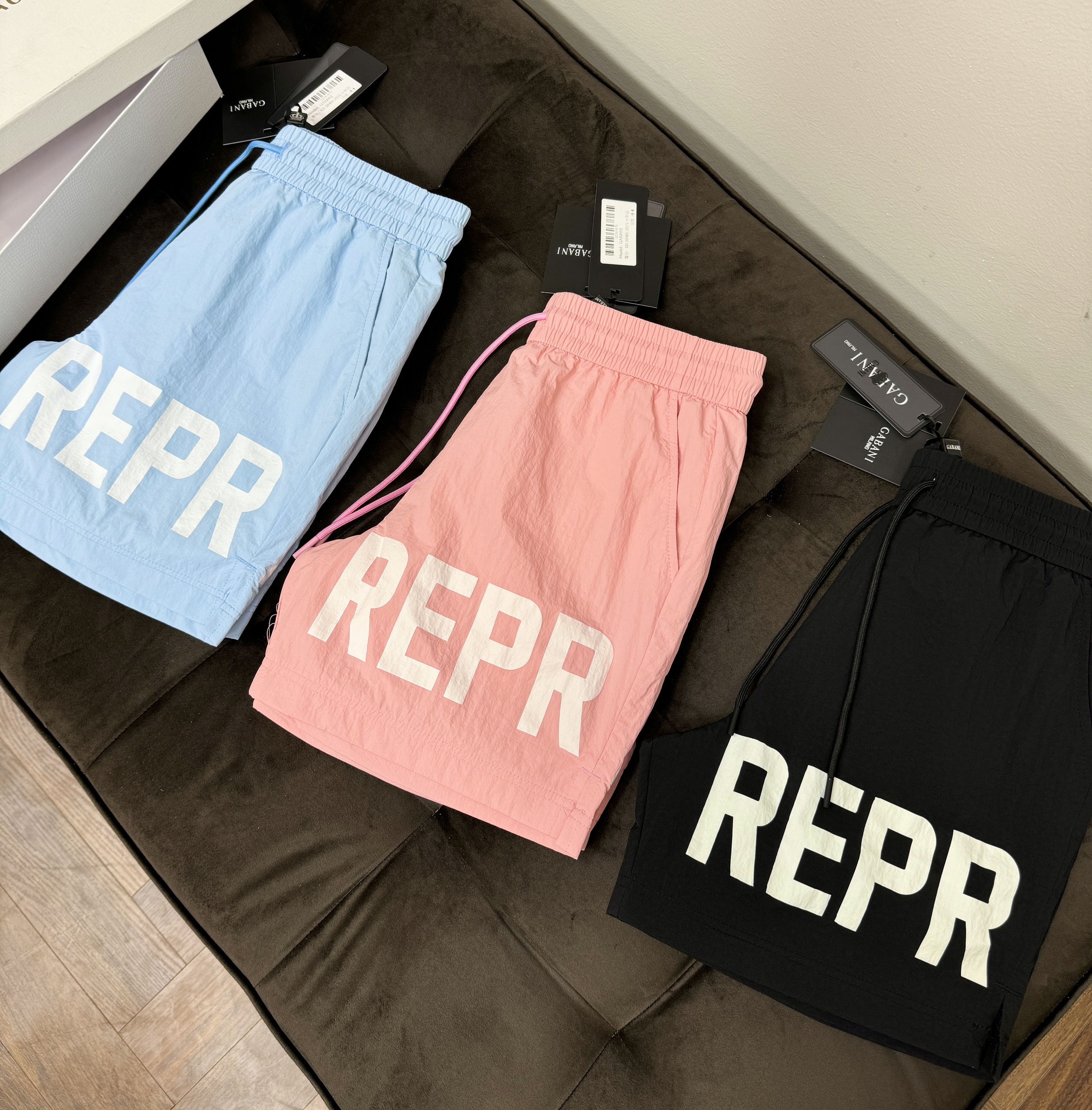 Quần short gió Represent logo chữ Trắng đùi Like Auth CD