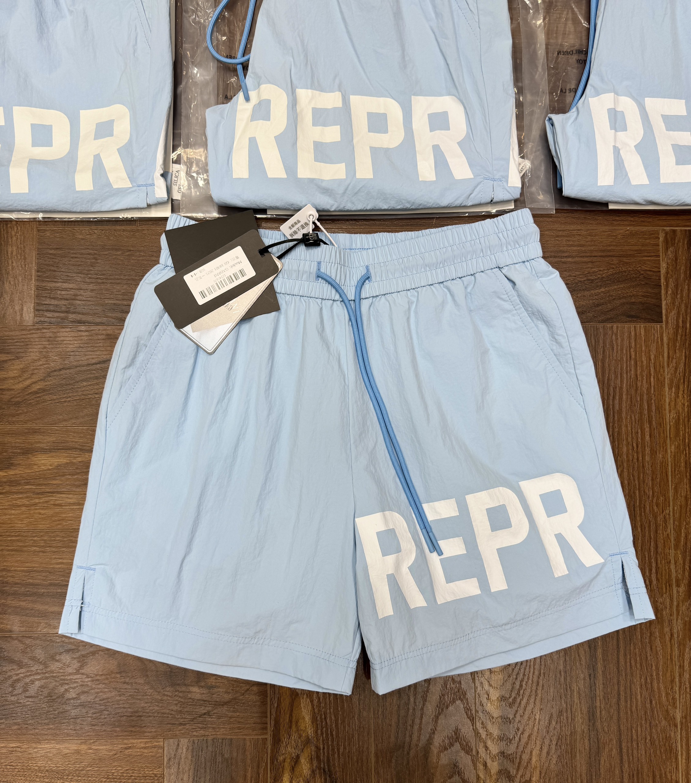 Quần short gió Represent logo chữ Trắng đùi Like Auth CD