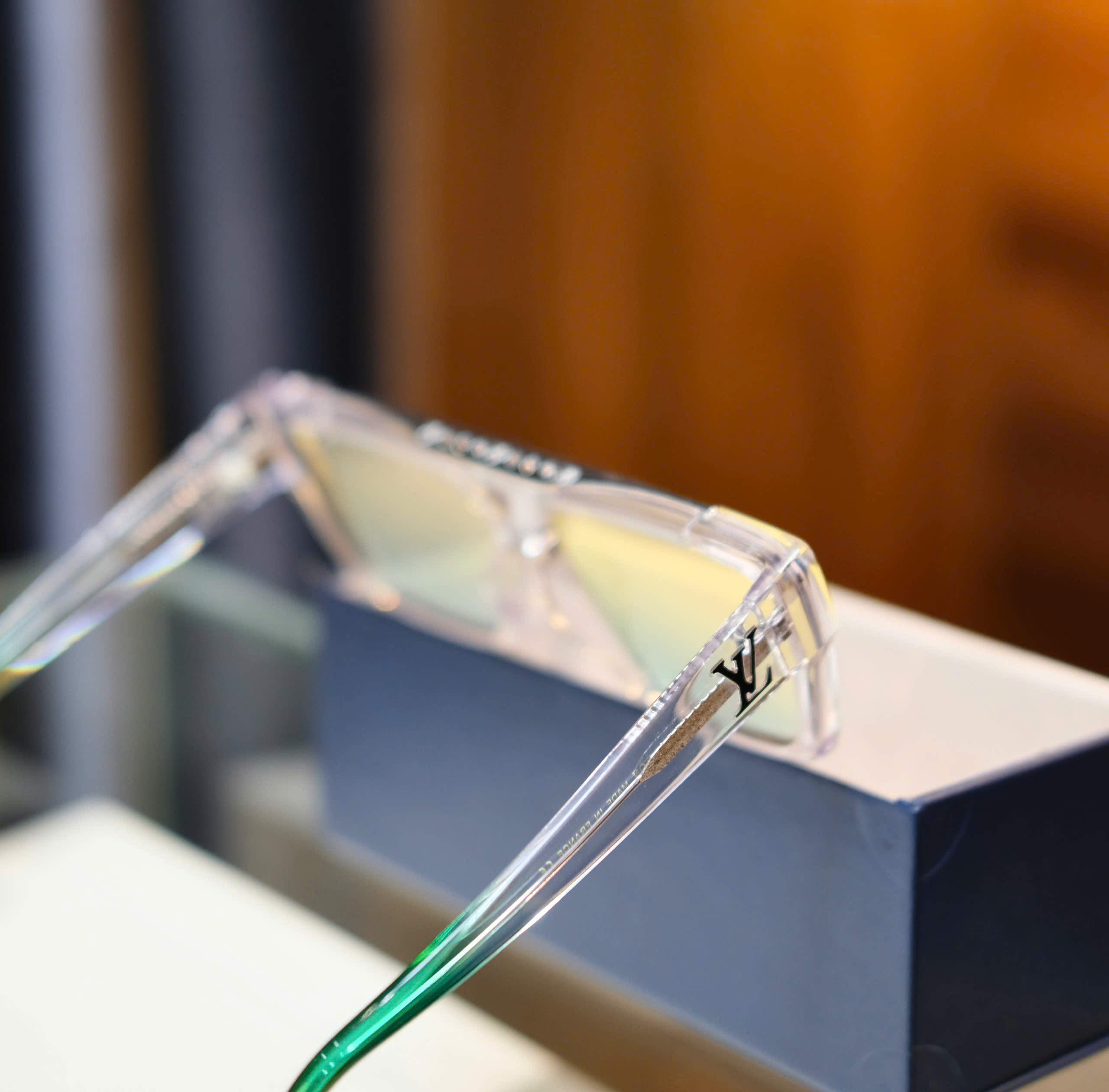 Kính mắt thời trang Louis Vuitton LV Trắng trong phối Xanh lá Like Auth DDT