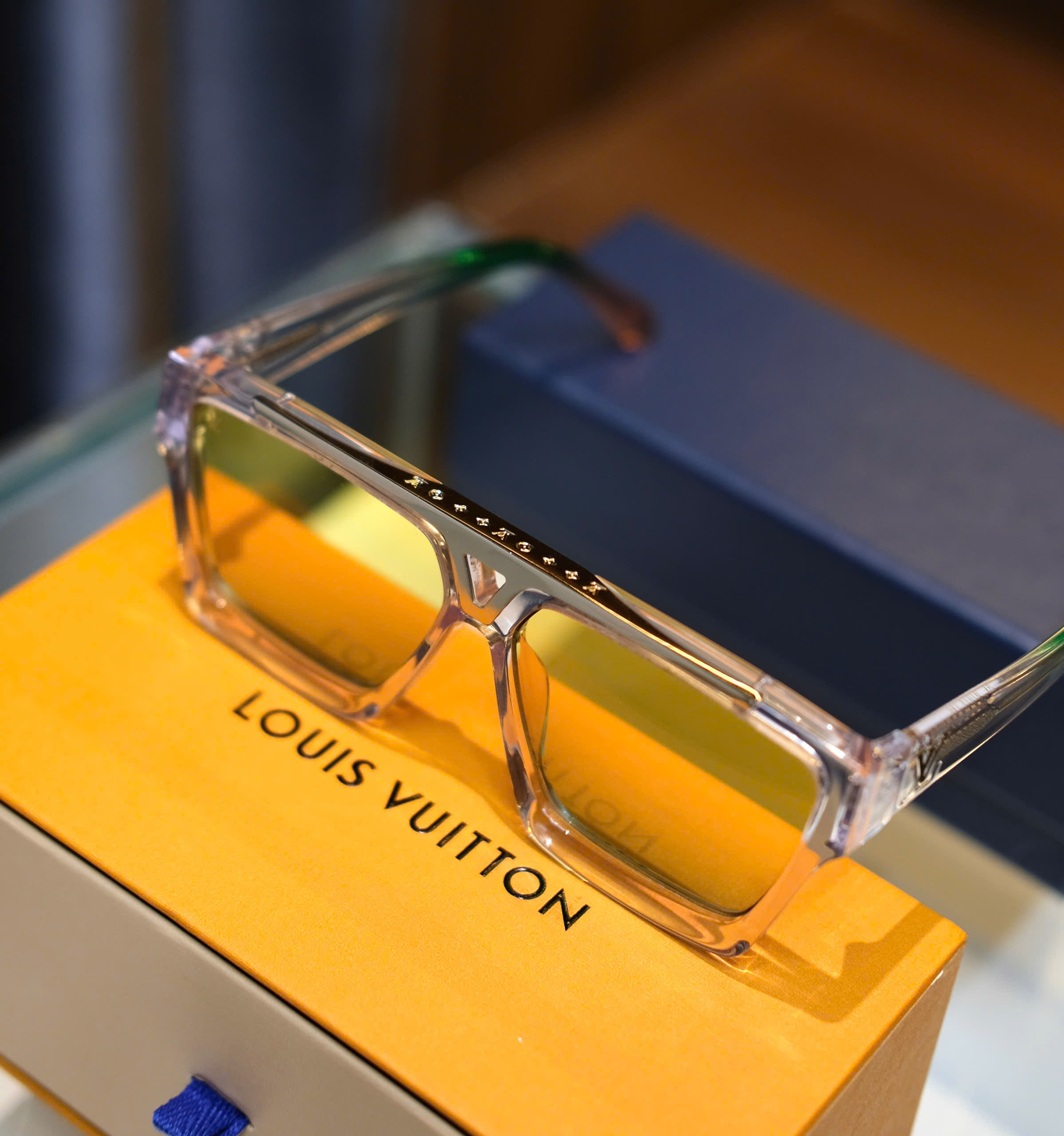 Kính mắt thời trang Louis Vuitton LV Trắng trong phối Xanh lá Like Auth DDT