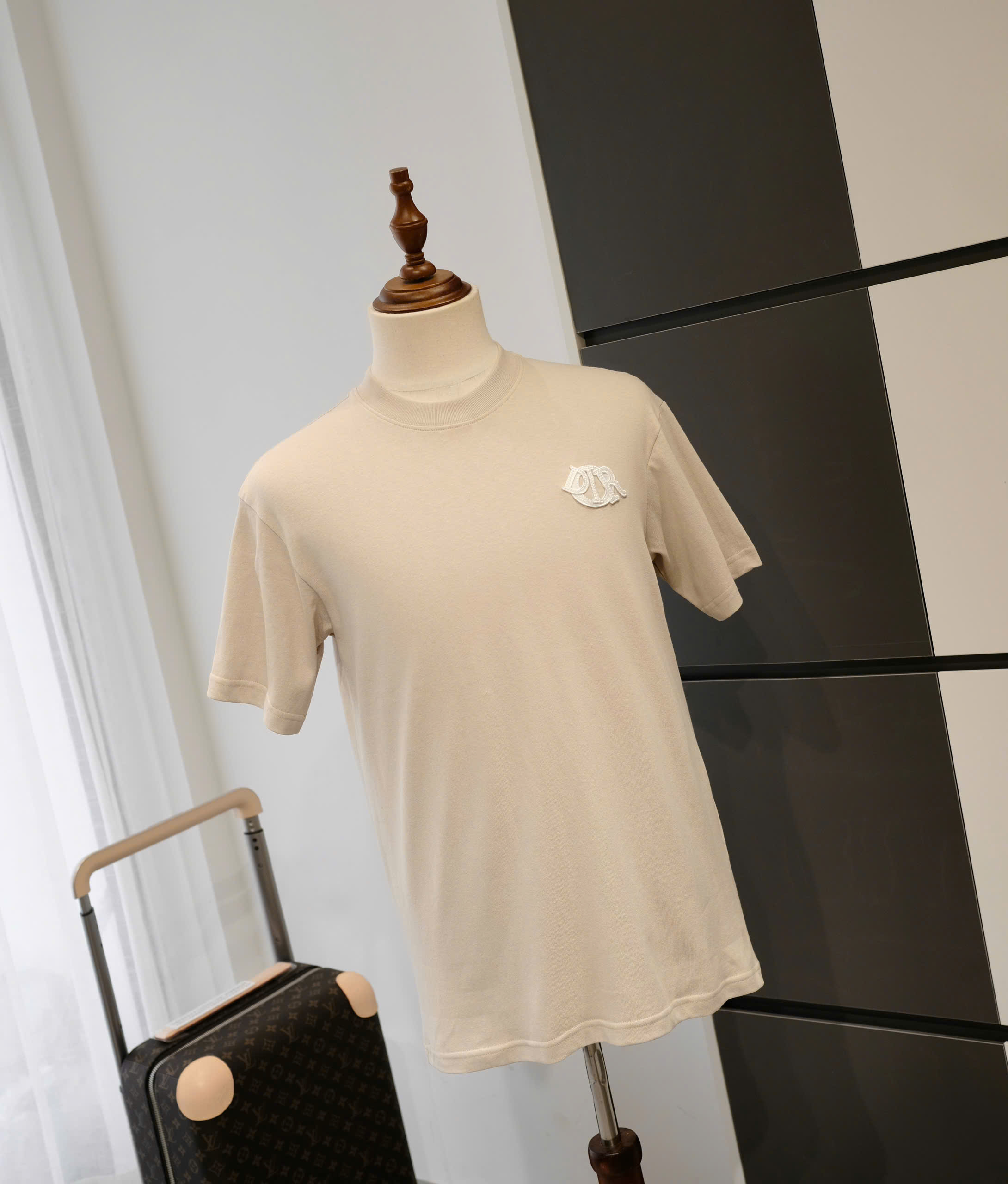 Áo phông T-shirt Dior CD Be logo chữ Trắng thêu nổi ngực Like Auth DDT