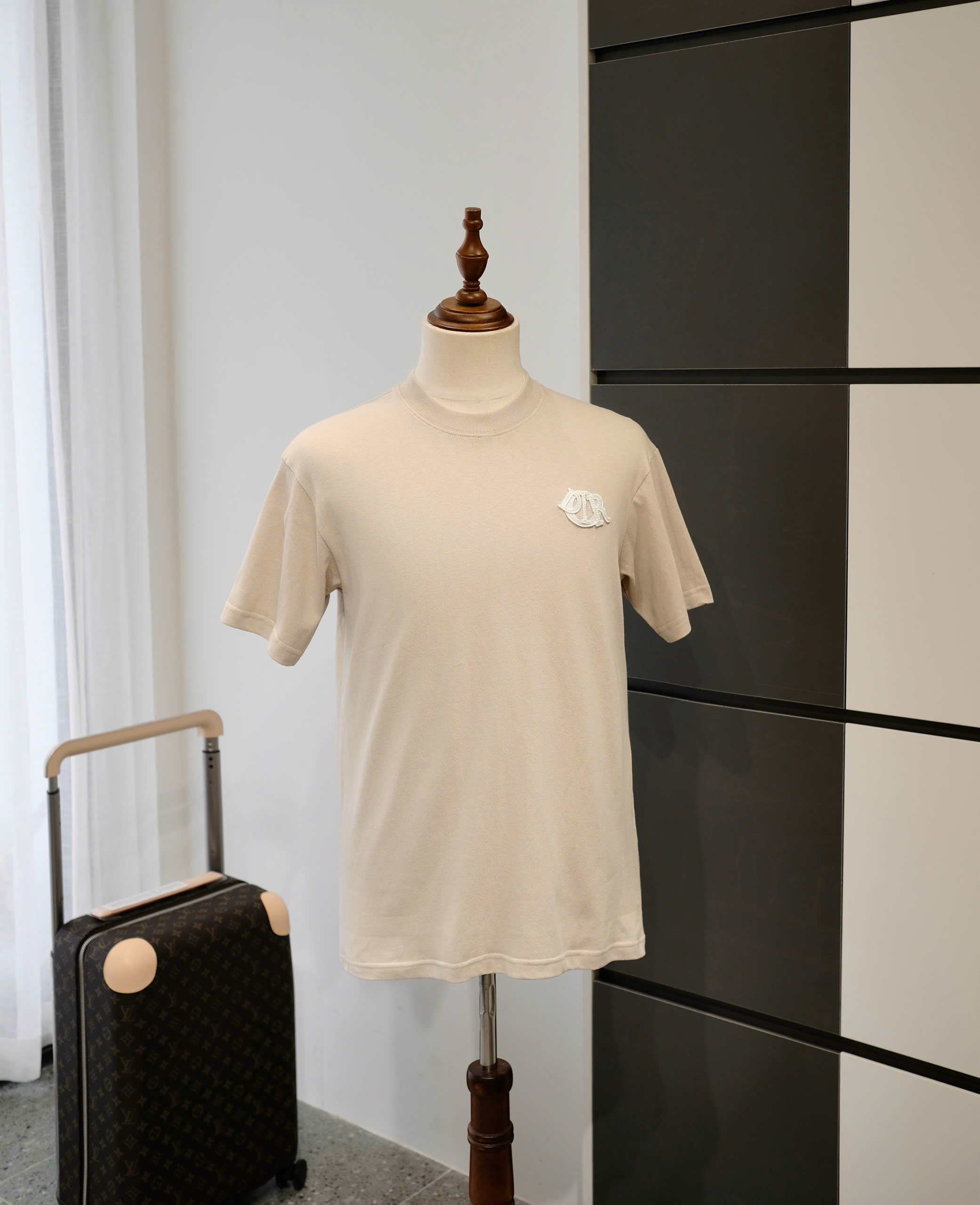Áo phông T-shirt Dior CD Be logo chữ Trắng thêu nổi ngực Like Auth DDT