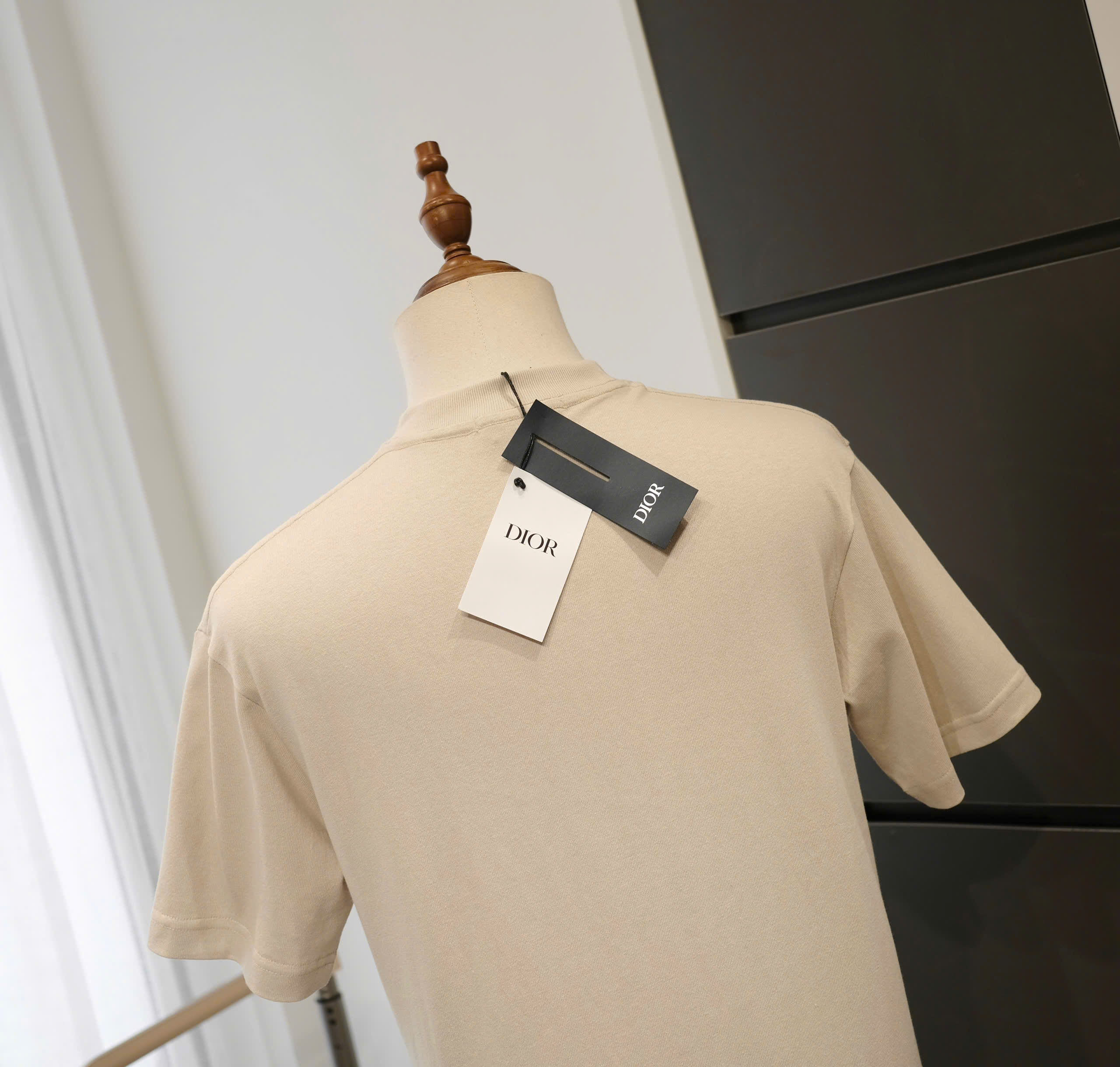 Áo phông T-shirt Dior CD Be logo chữ Trắng thêu nổi ngực Like Auth DDT