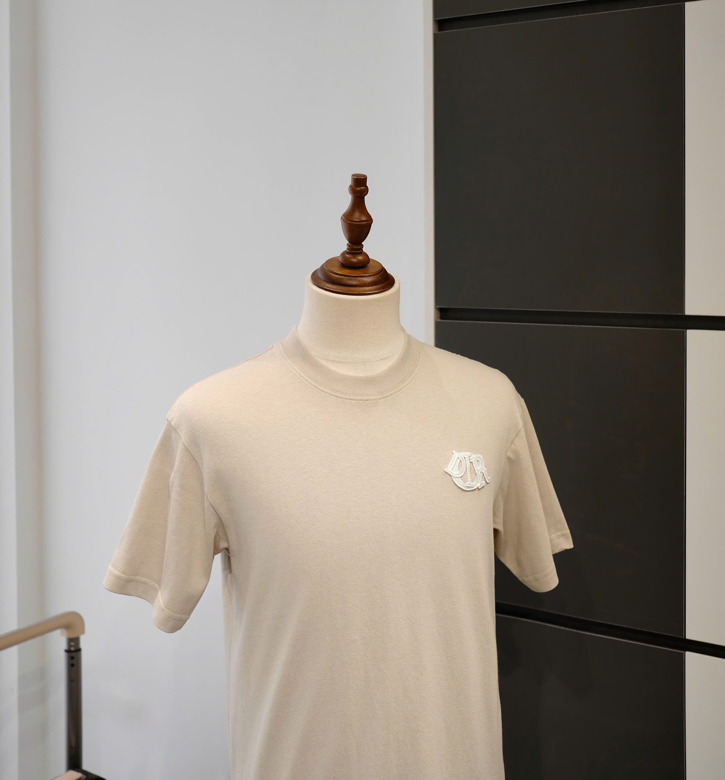 Áo phông T-shirt Dior CD Be logo chữ Trắng thêu nổi ngực Like Auth DDT
