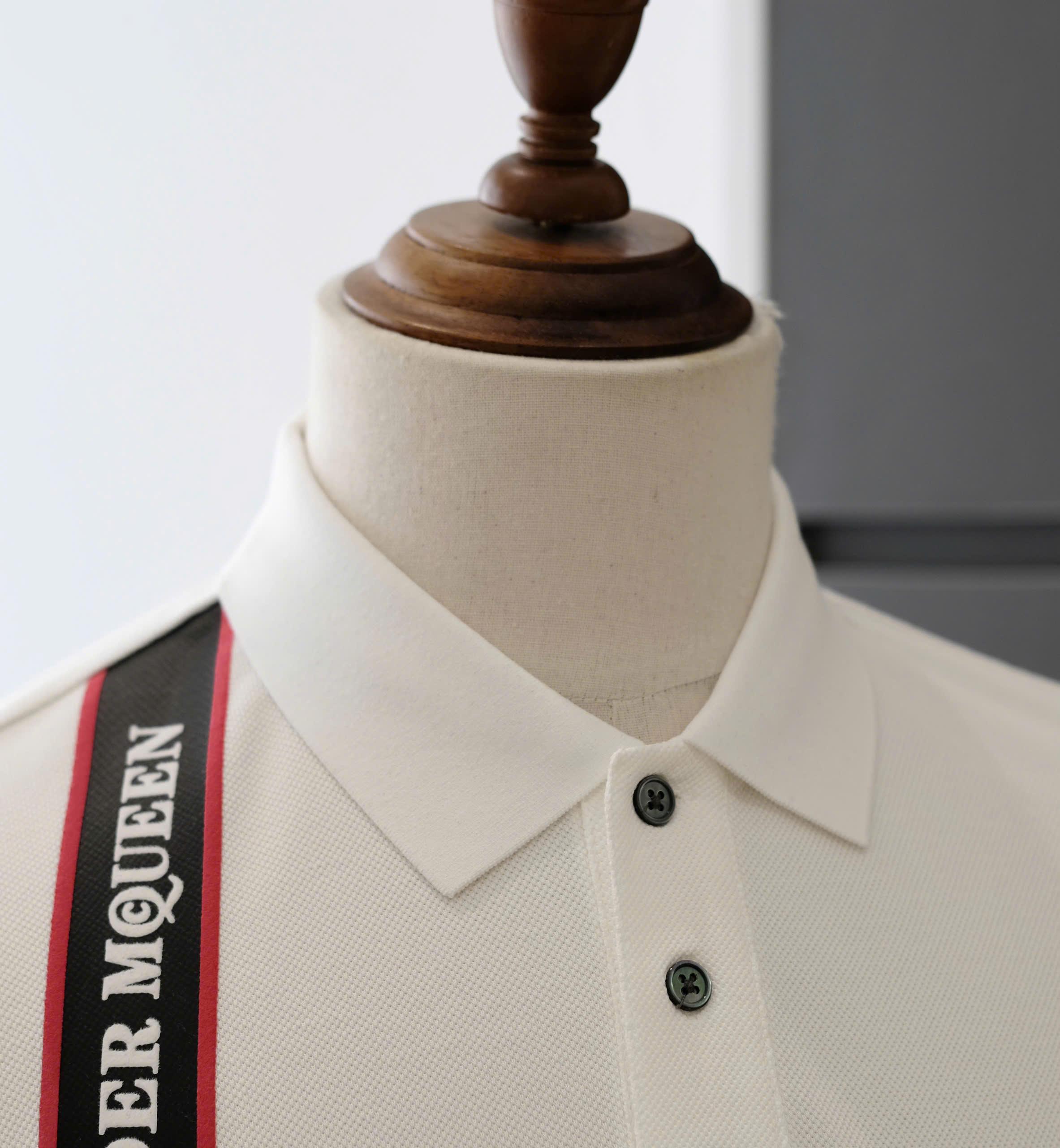 Áo polo McQueen MCQ Trắng vạt vải logo chữ kẻ Đỏ vai Like Auth DDT