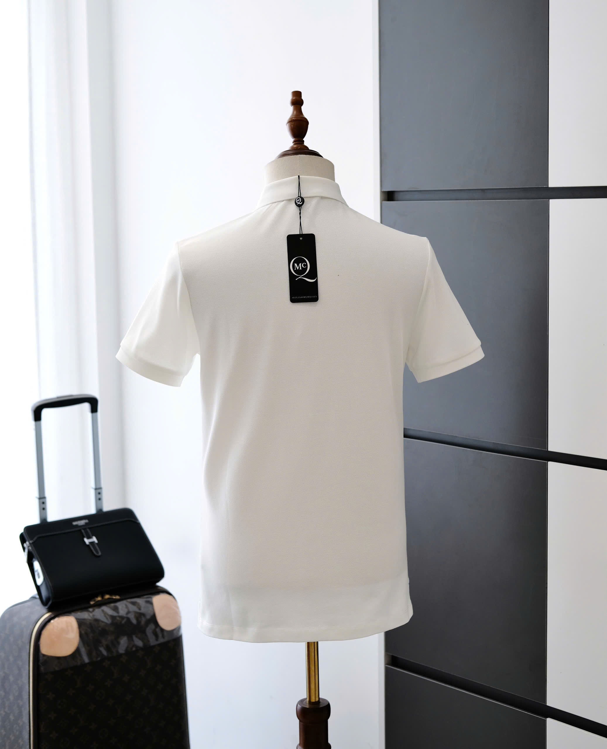 Áo polo McQueen MCQ Trắng vạt vải logo chữ kẻ Đỏ vai Like Auth DDT