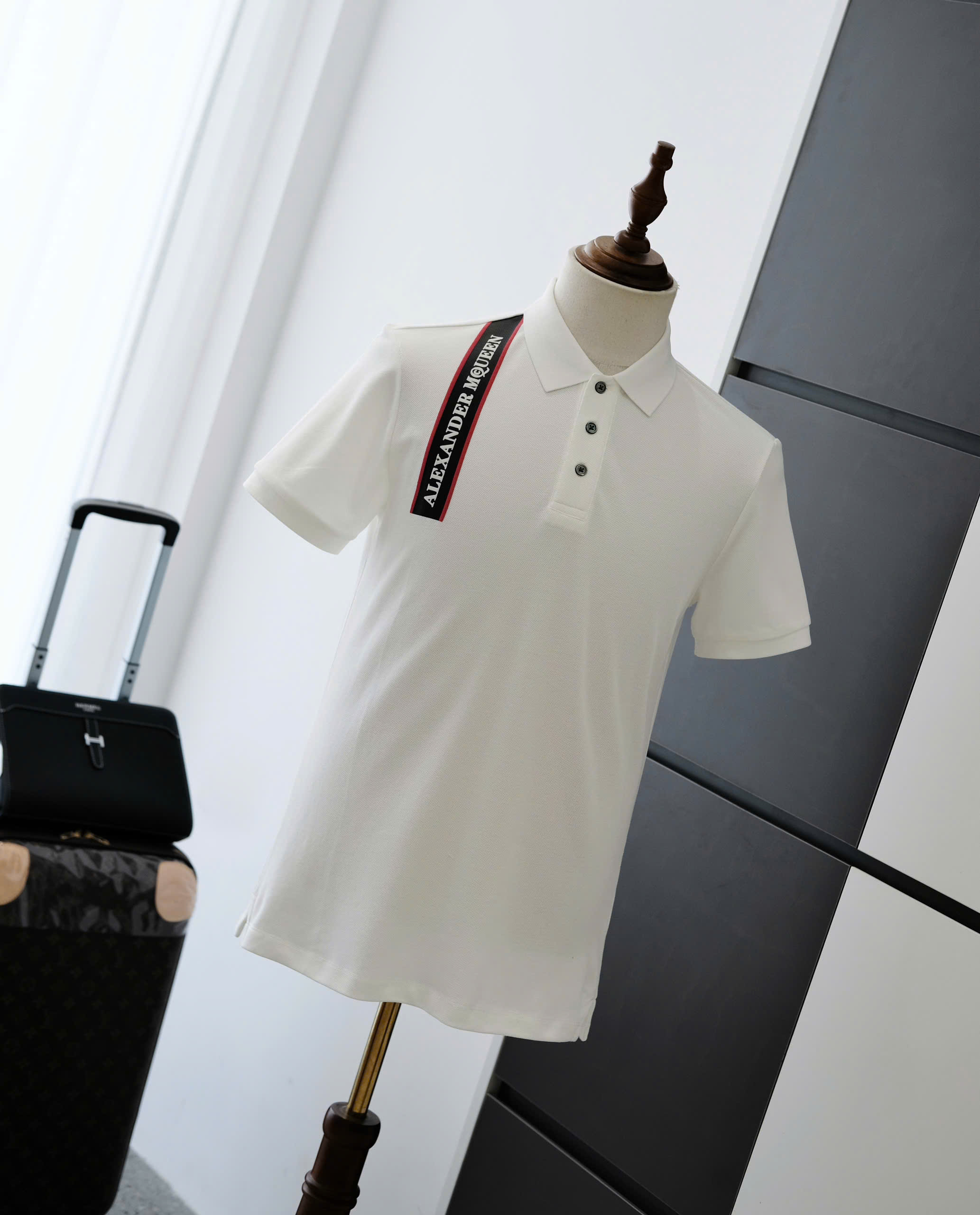 Áo polo McQueen MCQ Trắng vạt vải logo chữ kẻ Đỏ vai Like Auth DDT