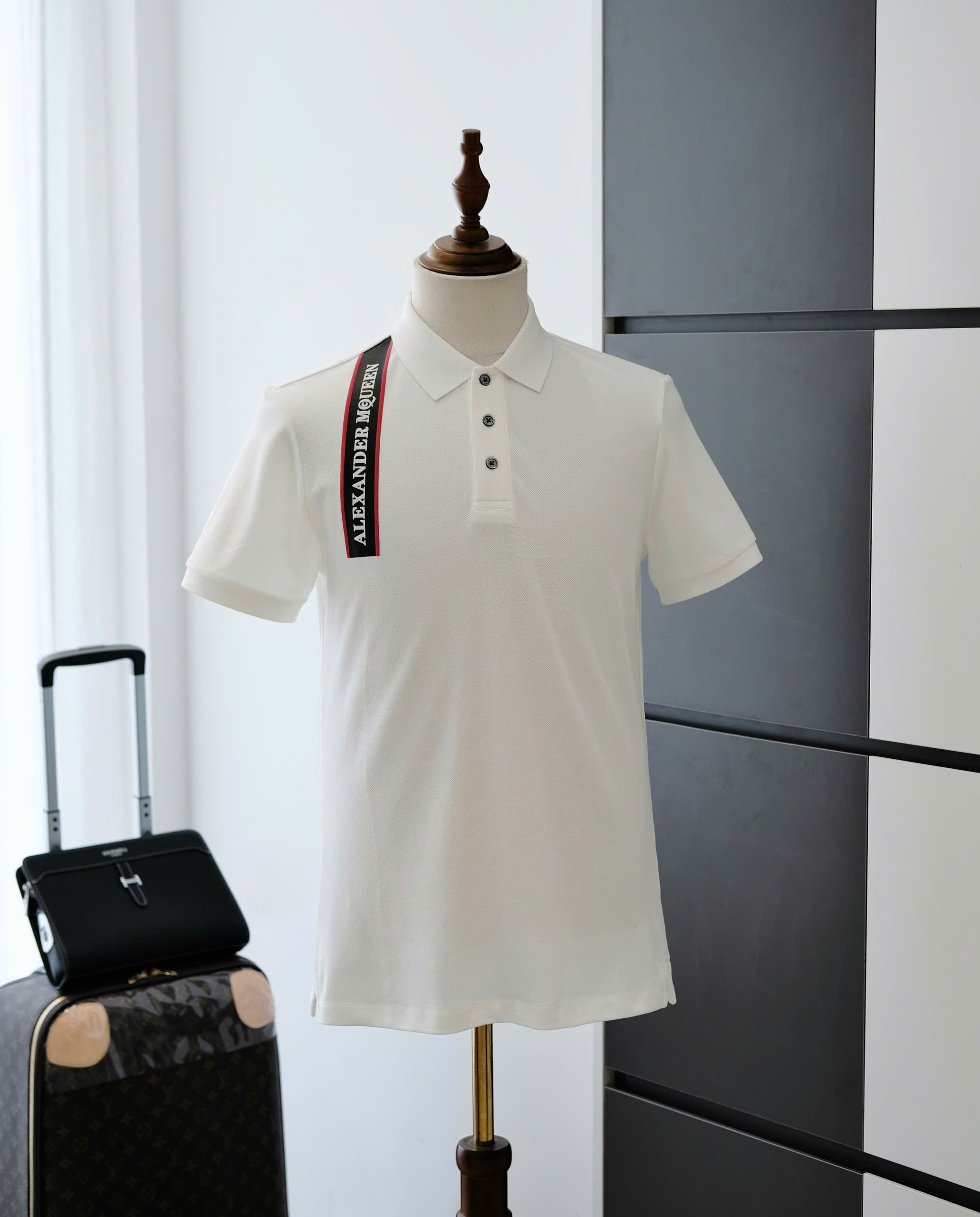 Áo polo McQueen MCQ Trắng vạt vải logo chữ kẻ Đỏ vai Like Auth DDT