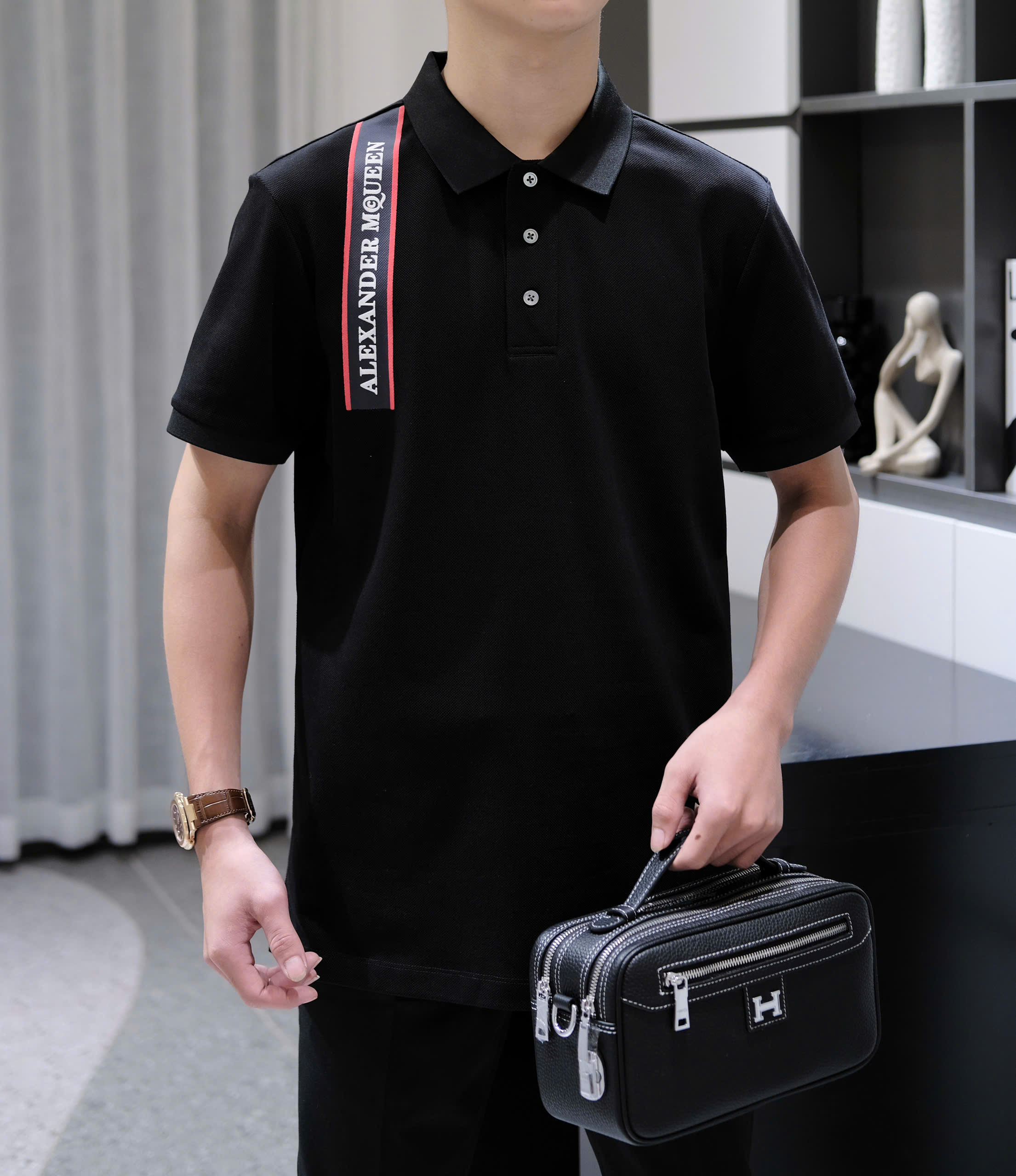 Áo polo McQueen MCQ Đen vạt vải logo chữ kẻ Đỏ vai Like Auth DDT