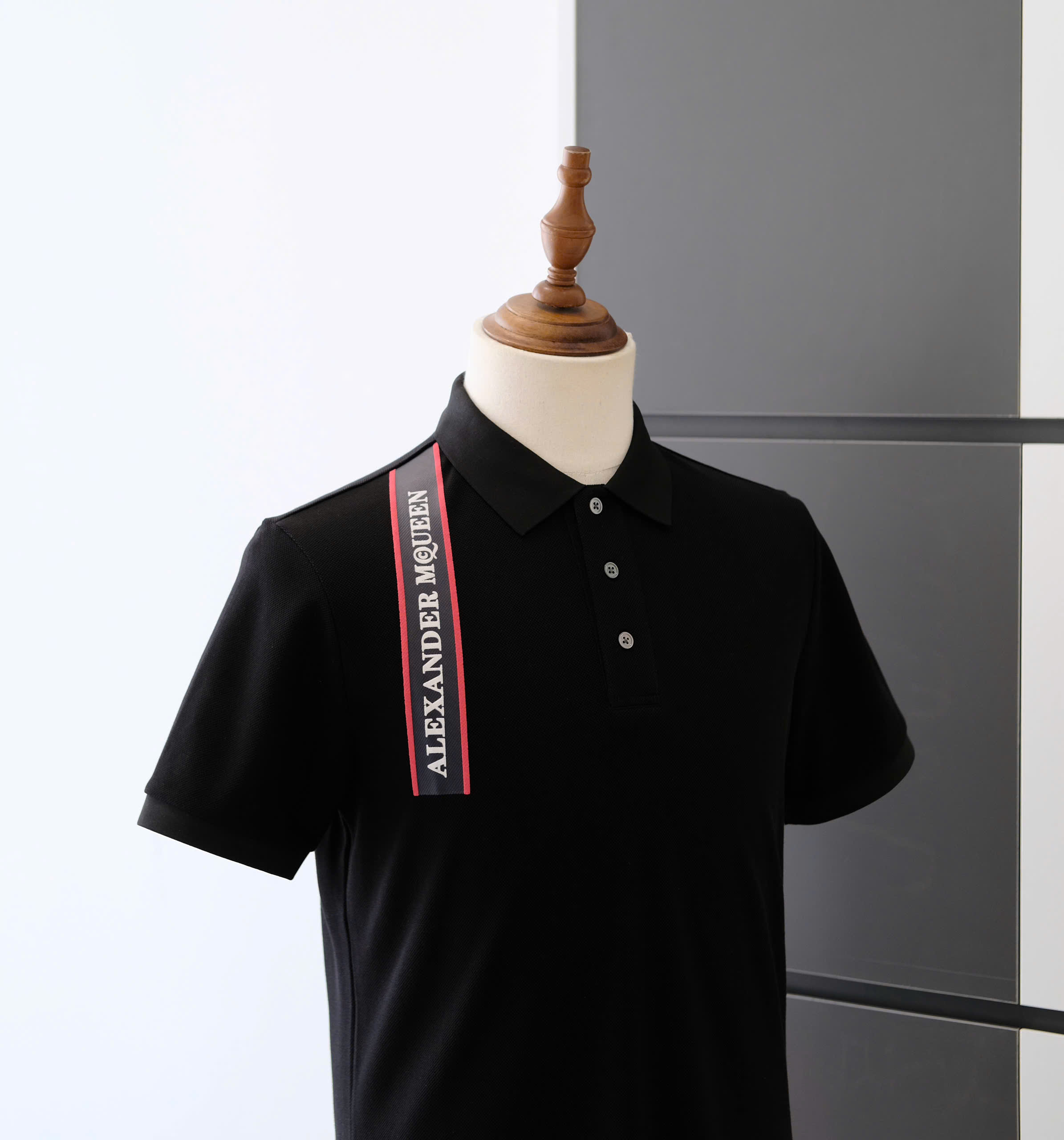 Áo polo McQueen MCQ Đen vạt vải logo chữ kẻ Đỏ vai Like Auth DDT