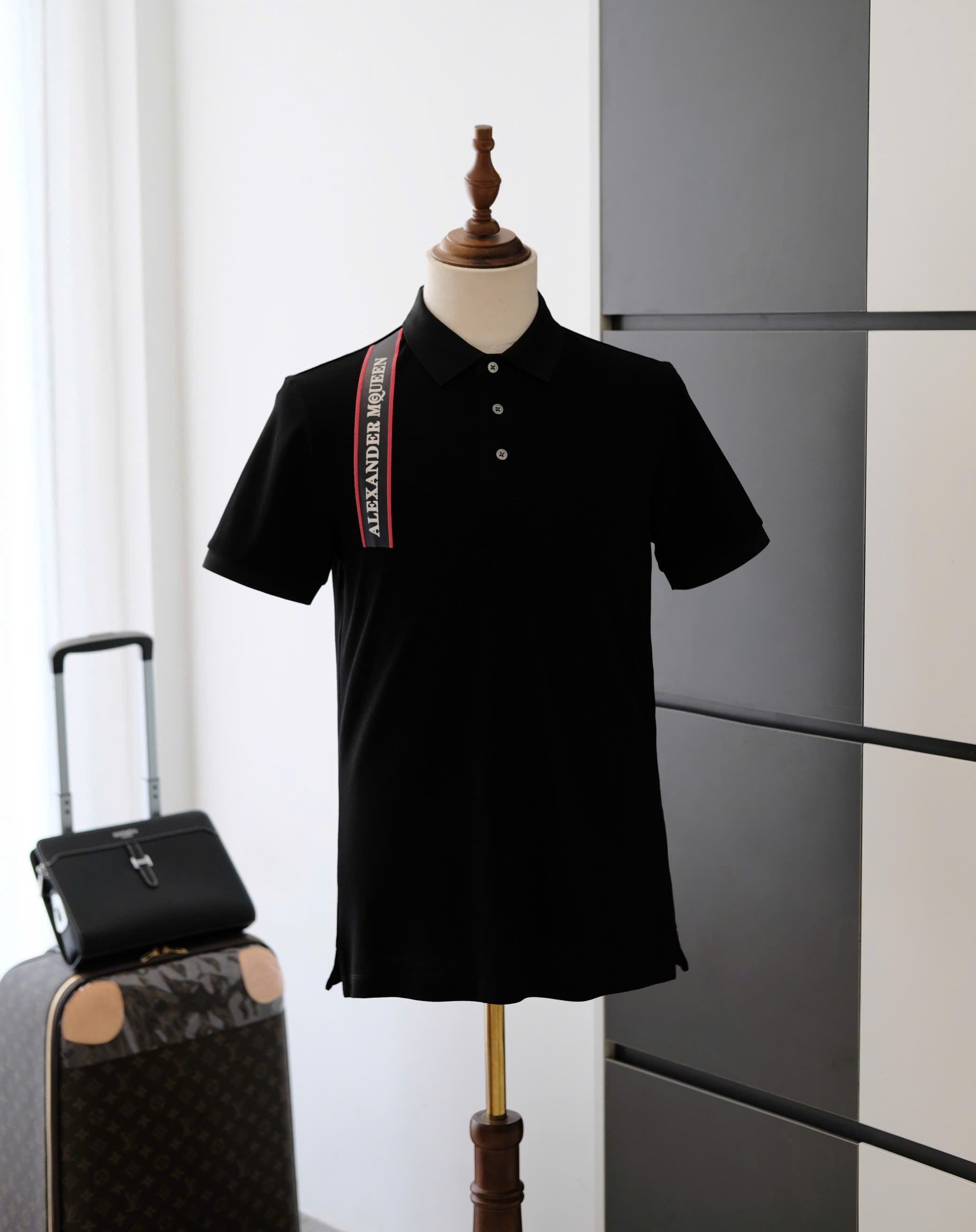 Áo polo McQueen MCQ Đen vạt vải logo chữ kẻ Đỏ vai Like Auth DDT