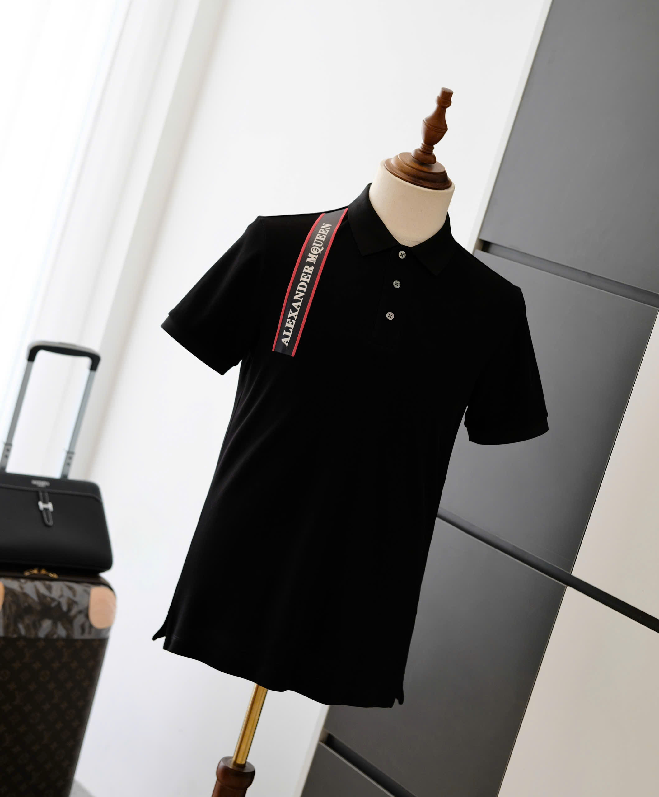 Áo polo McQueen MCQ Đen vạt vải logo chữ kẻ Đỏ vai Like Auth DDT