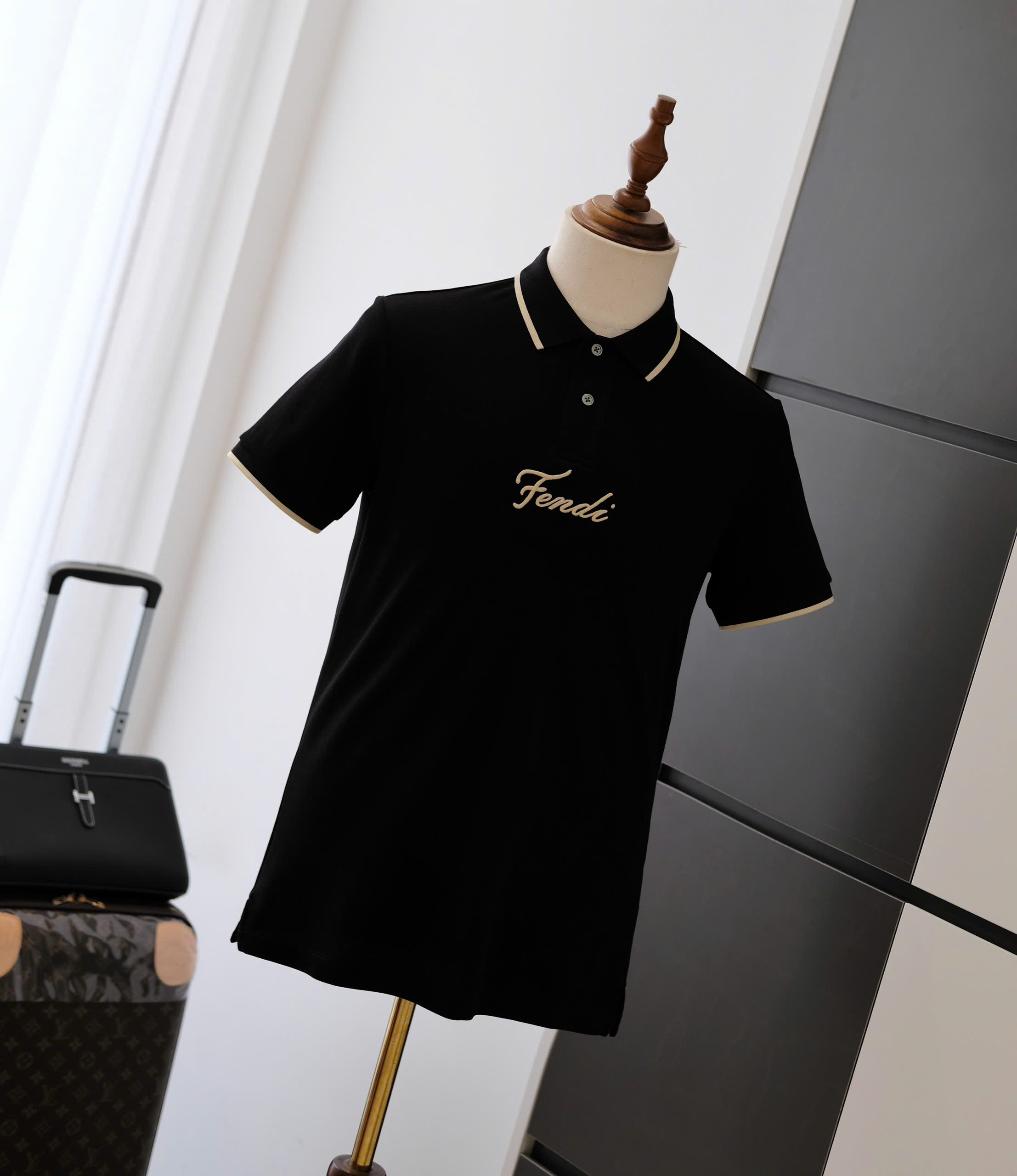 Áo polo Fendi FF Đen logo chữ thêu ngực cổ kẻ viền cổ tay Like Auth DDT