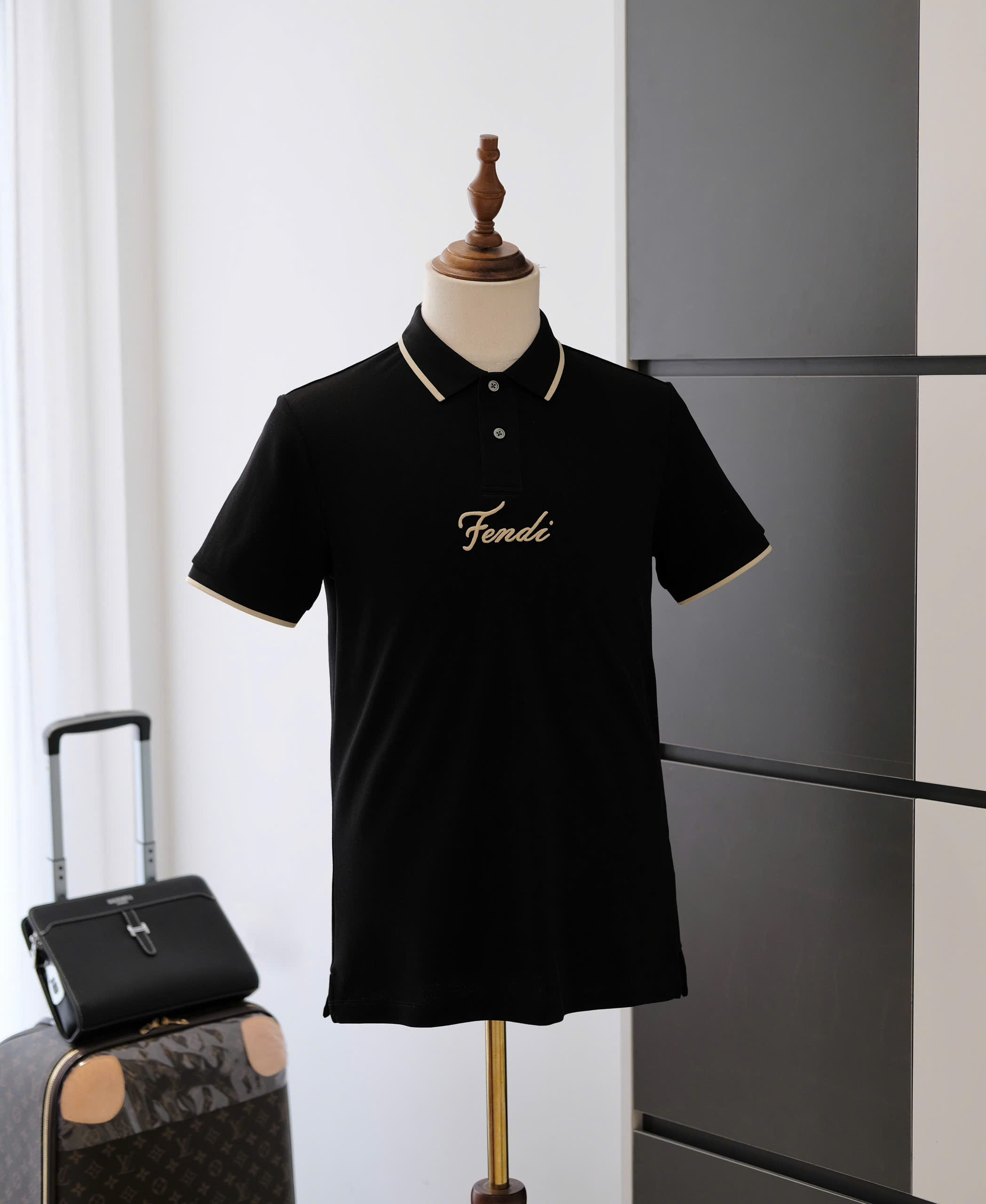 Áo polo Fendi FF Đen logo chữ thêu ngực cổ kẻ viền cổ tay Like Auth DDT