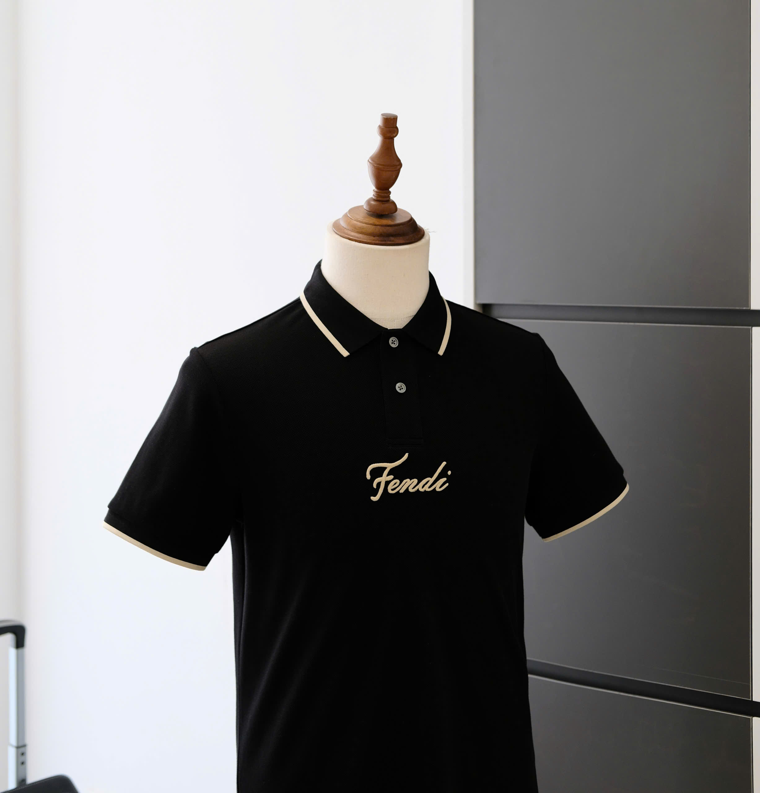 Áo polo Fendi FF Đen logo chữ thêu ngực cổ kẻ viền cổ tay Like Auth DDT