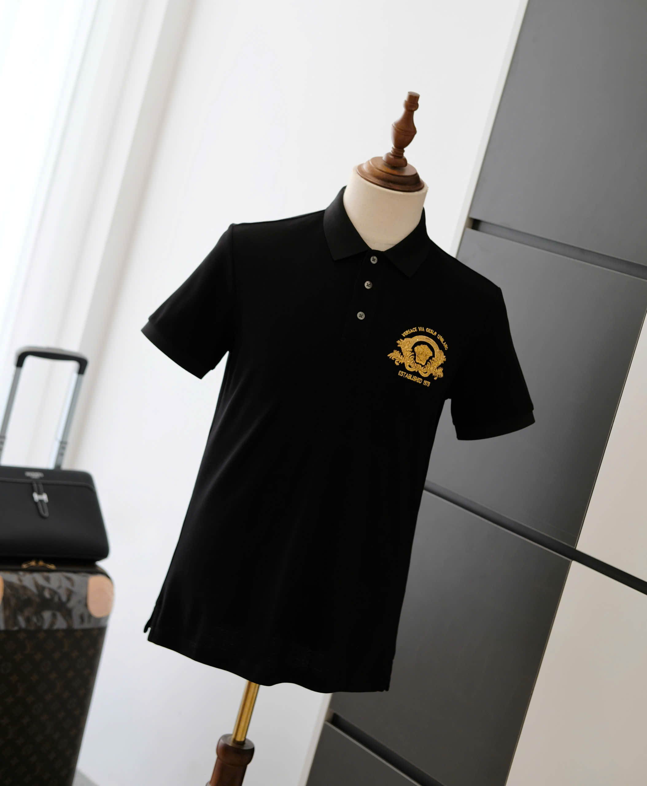 Áo polo Versace VS Đen logo Vàng thêu ngực Like Auth DDT