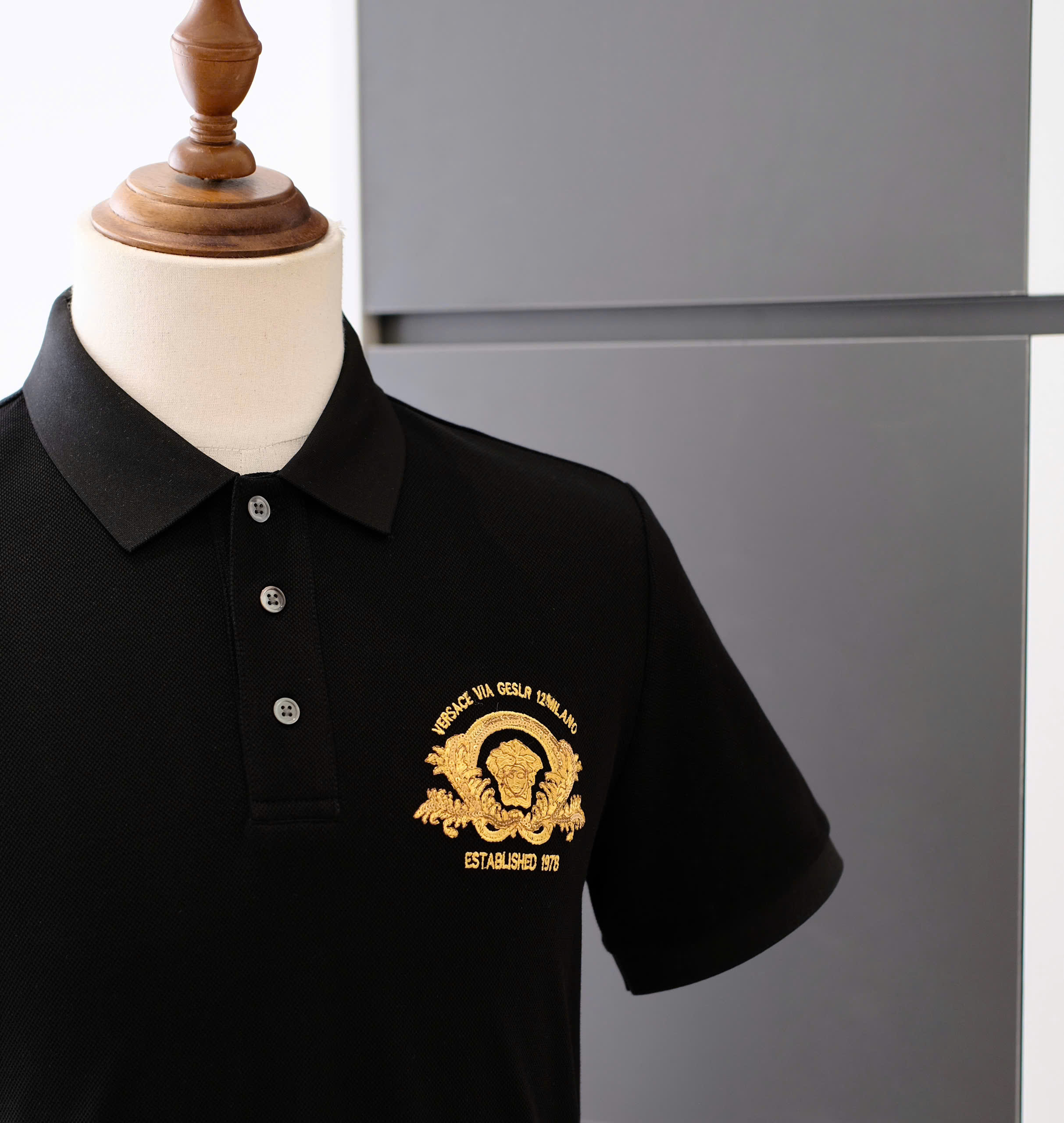 Áo polo Versace VS Đen logo Vàng thêu ngực Like Auth DDT
