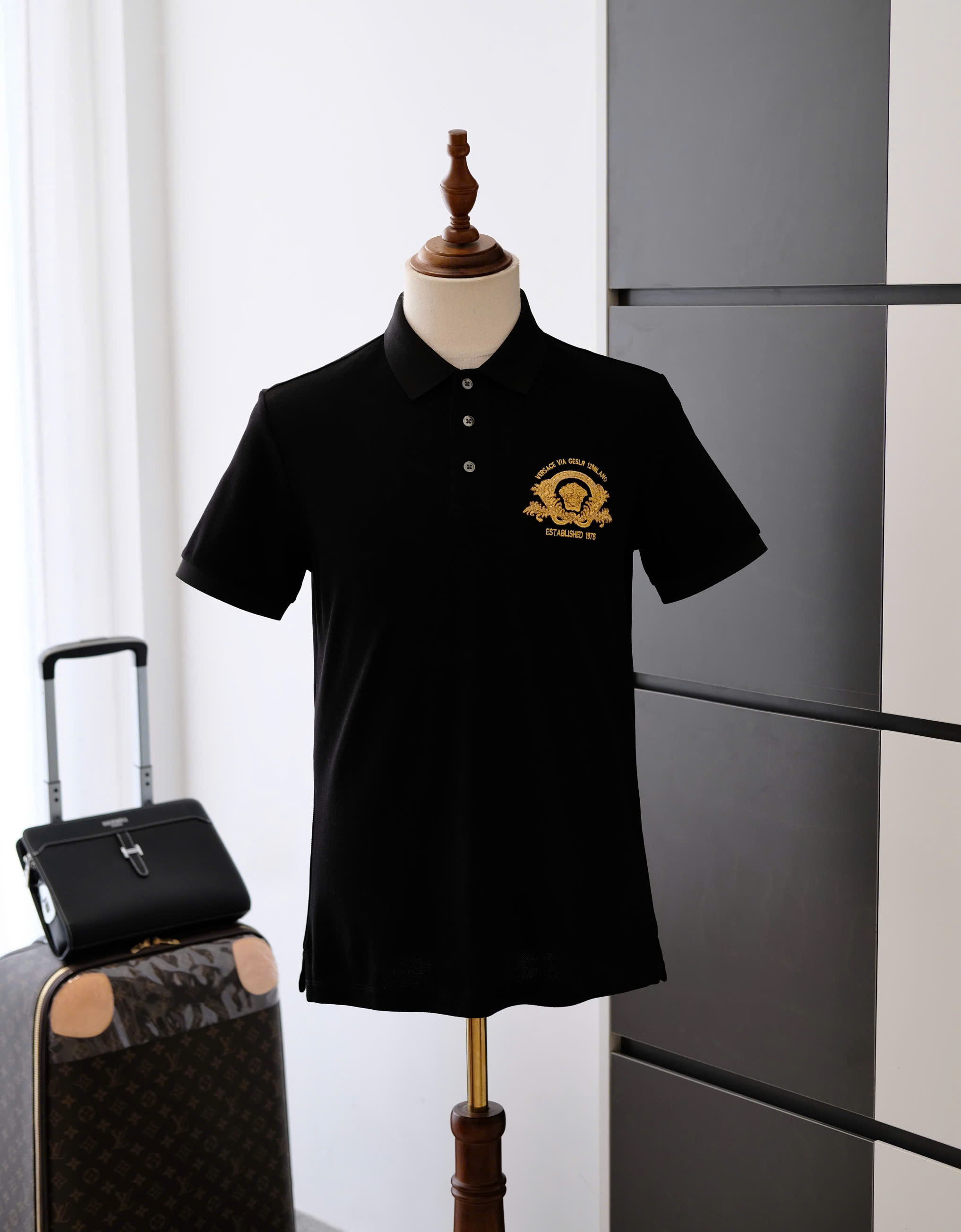 Áo polo Versace VS Đen logo Vàng thêu ngực Like Auth DDT