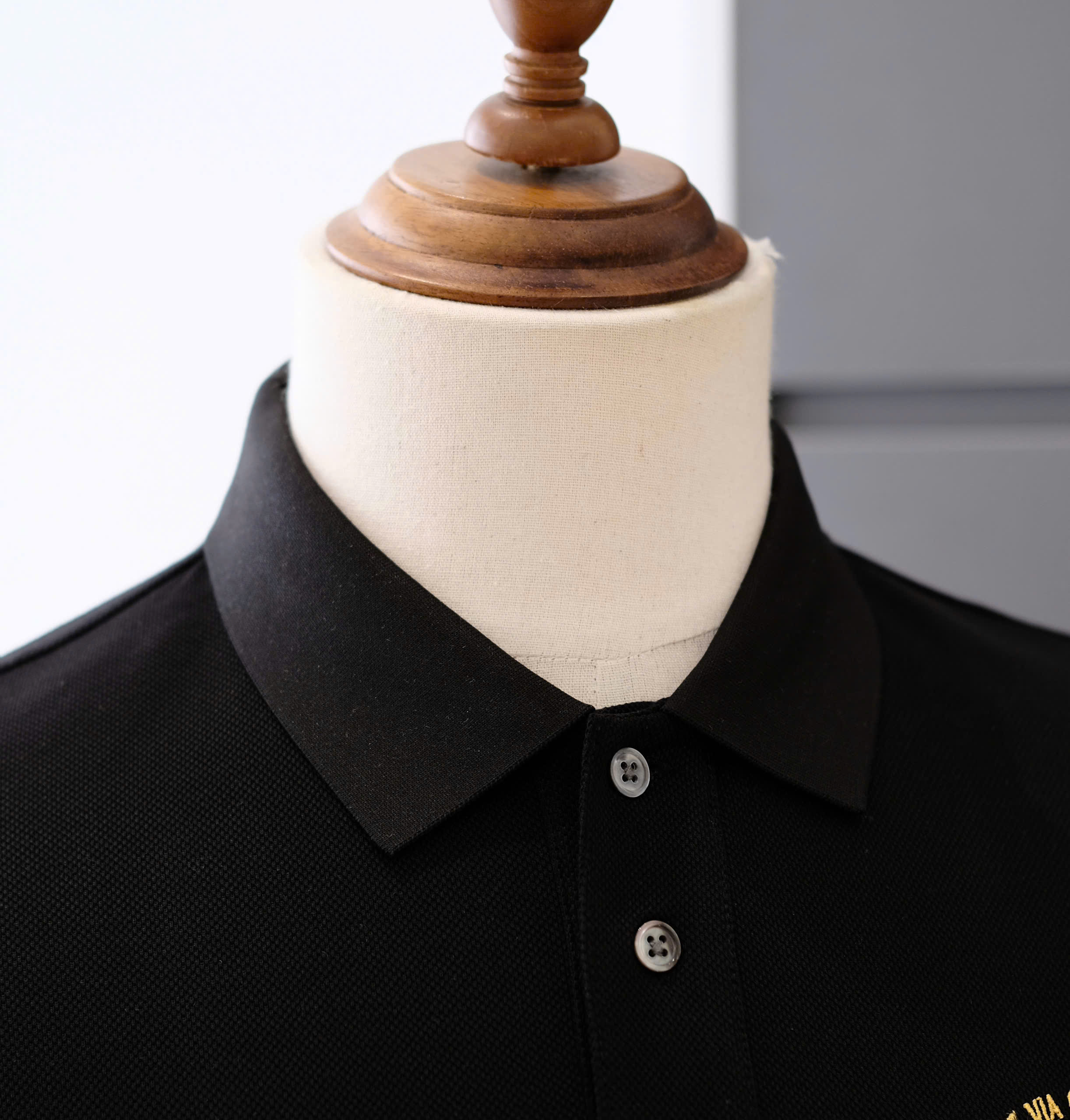 Áo polo Versace VS Đen logo Vàng thêu ngực Like Auth DDT