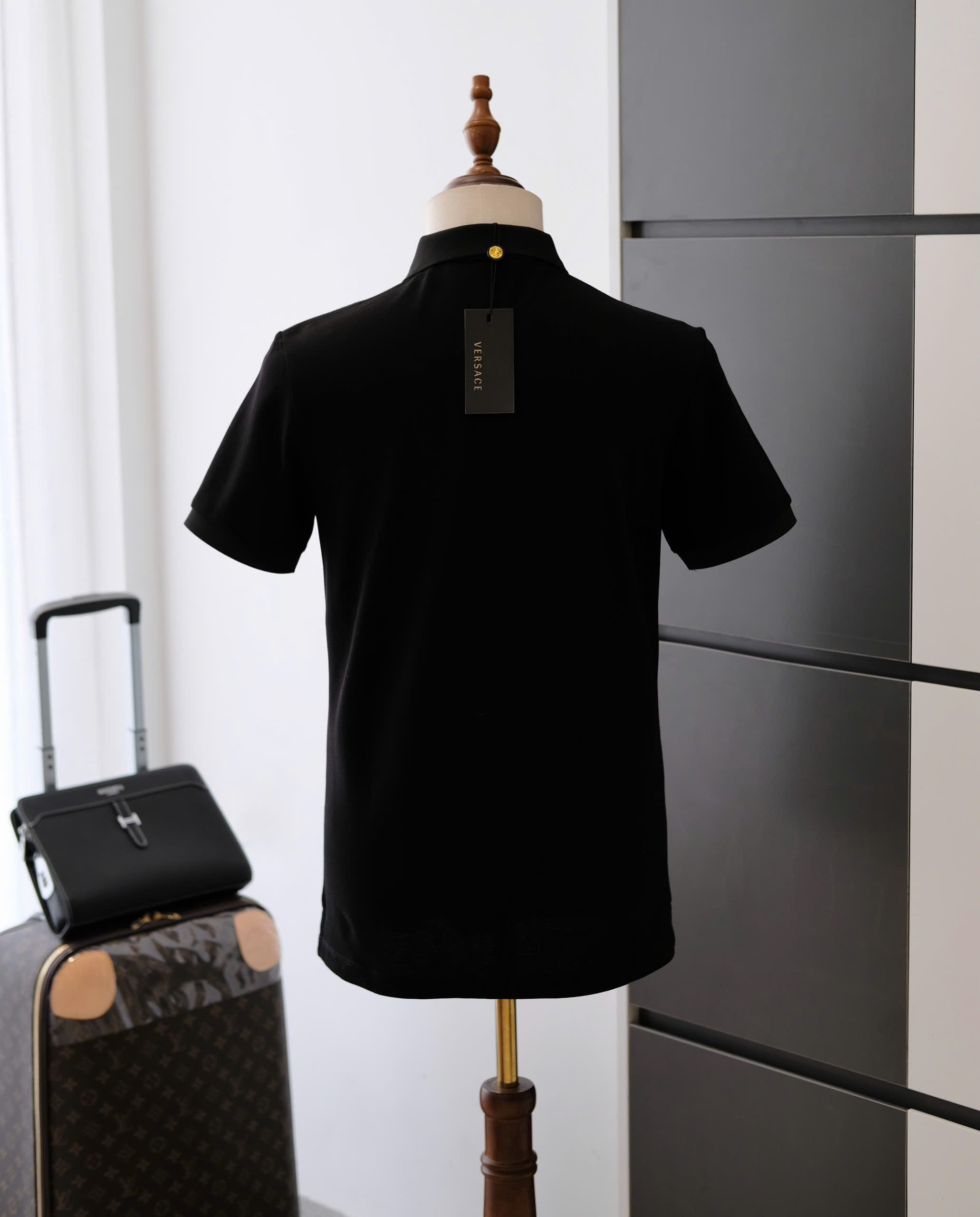 Áo polo Versace VS Đen logo Vàng thêu ngực Like Auth DDT