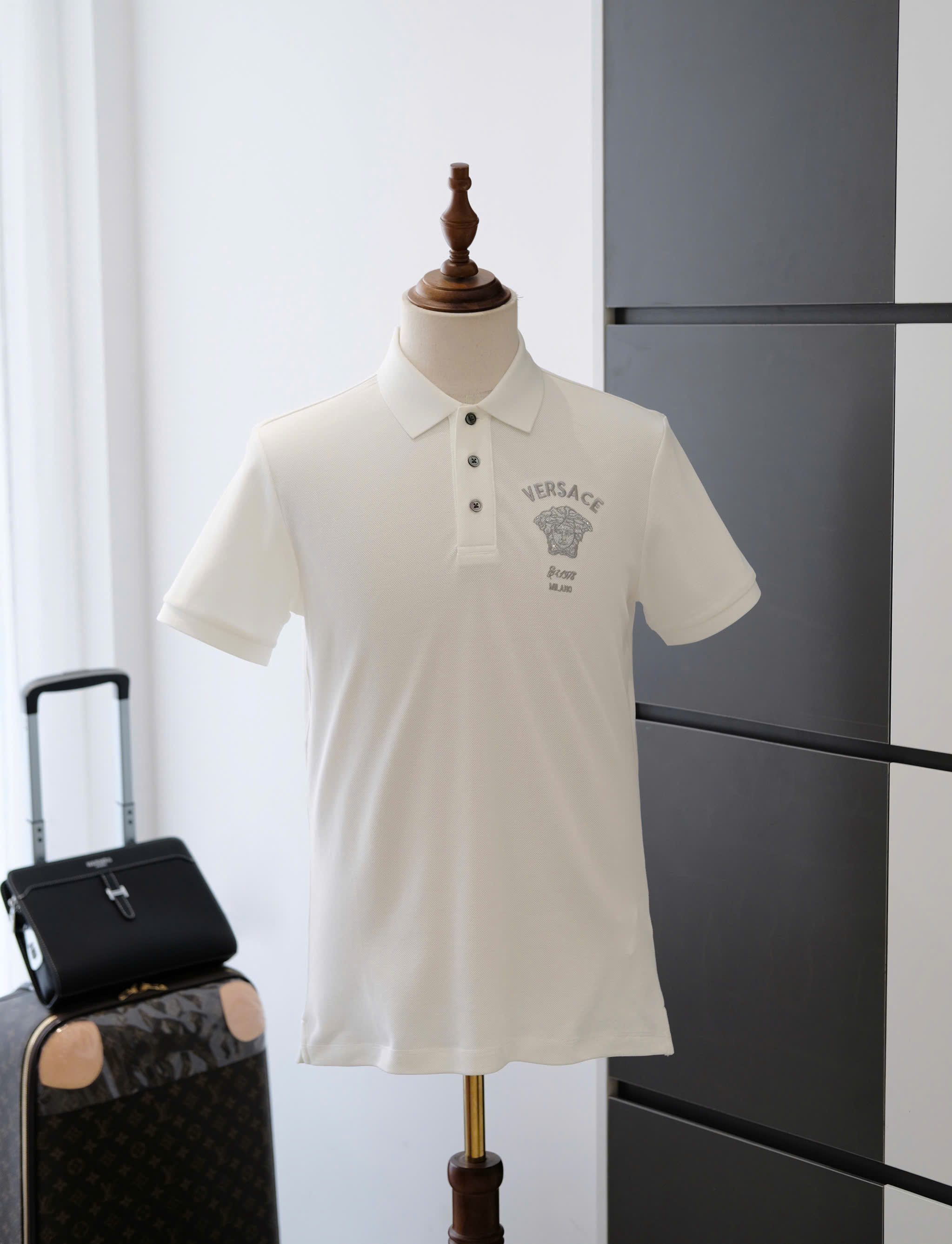 Áo polo VS Trắng logo Vàng thêu ngực Like Auth DDT