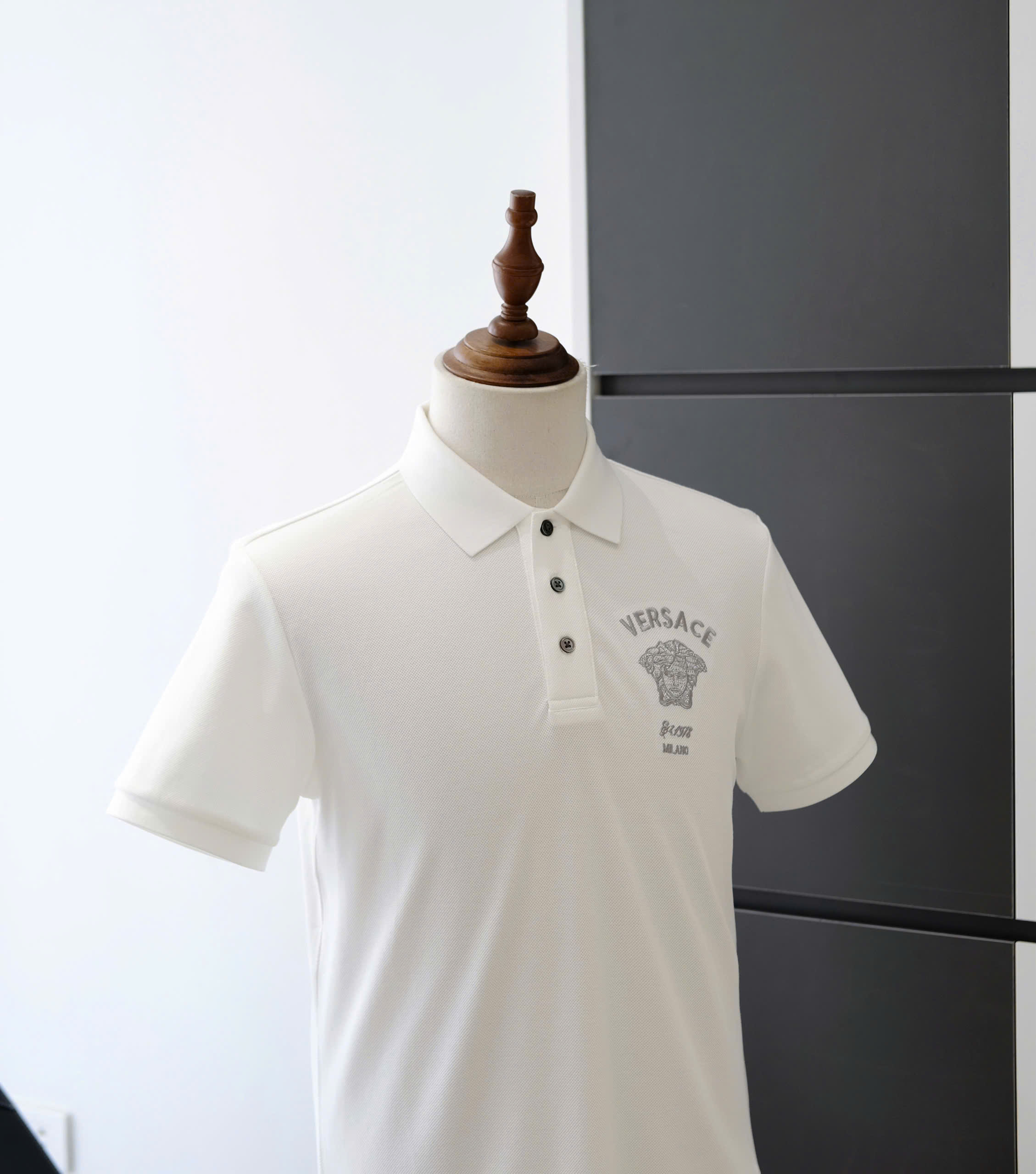 Áo polo VS Trắng logo Vàng thêu ngực Like Auth DDT