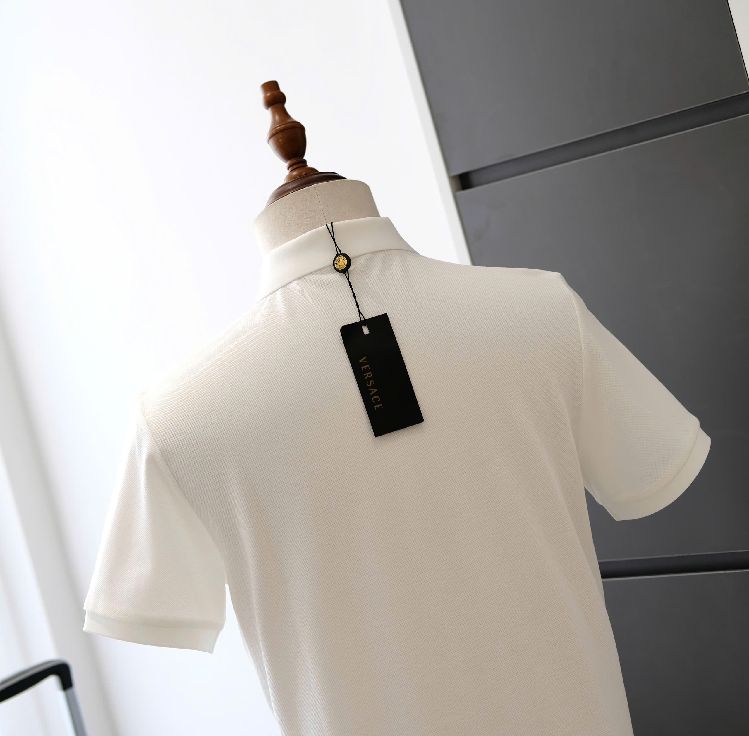 Áo polo VS Trắng logo Vàng thêu ngực Like Auth DDT