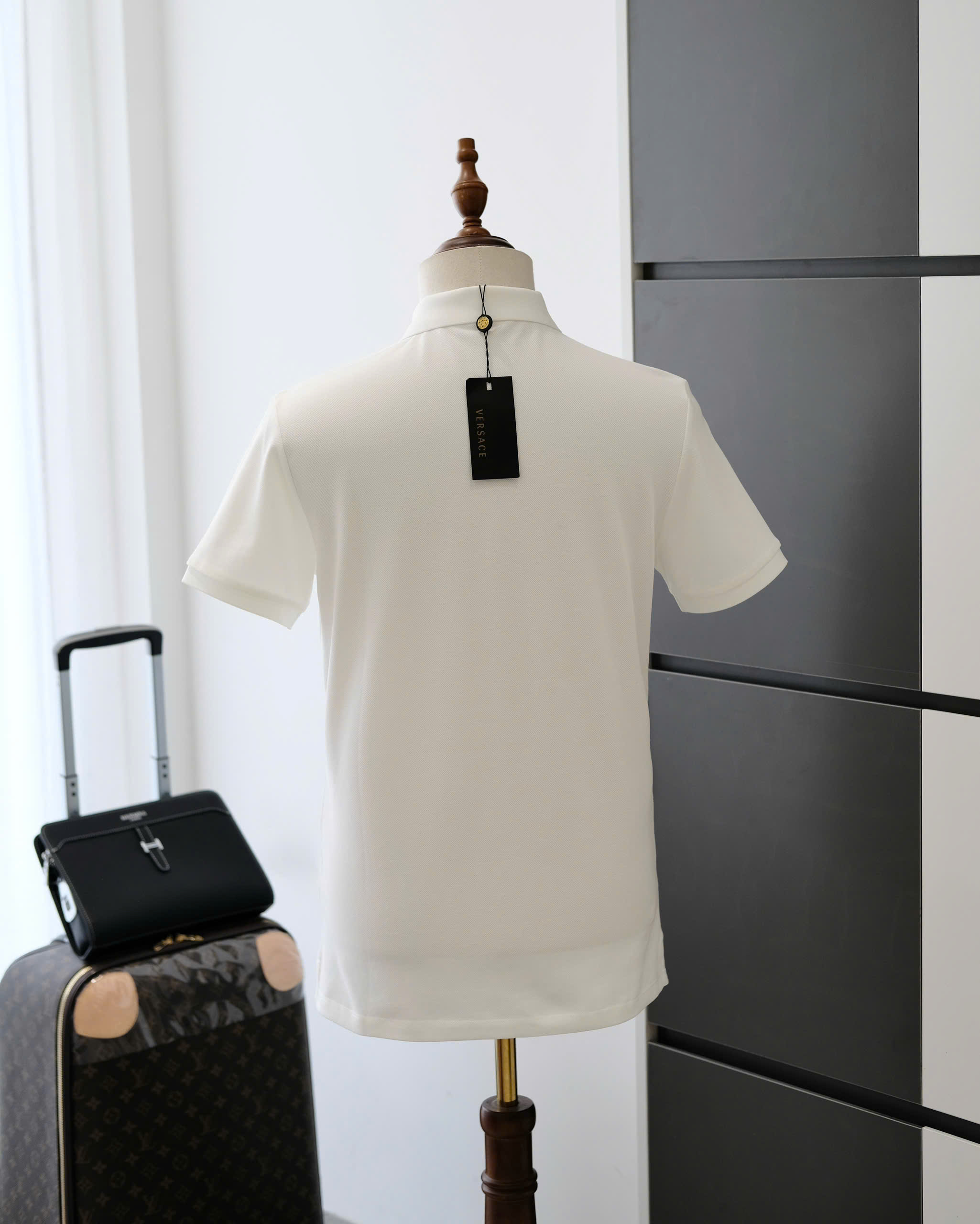 Áo polo VS Trắng logo Vàng thêu ngực Like Auth DDT