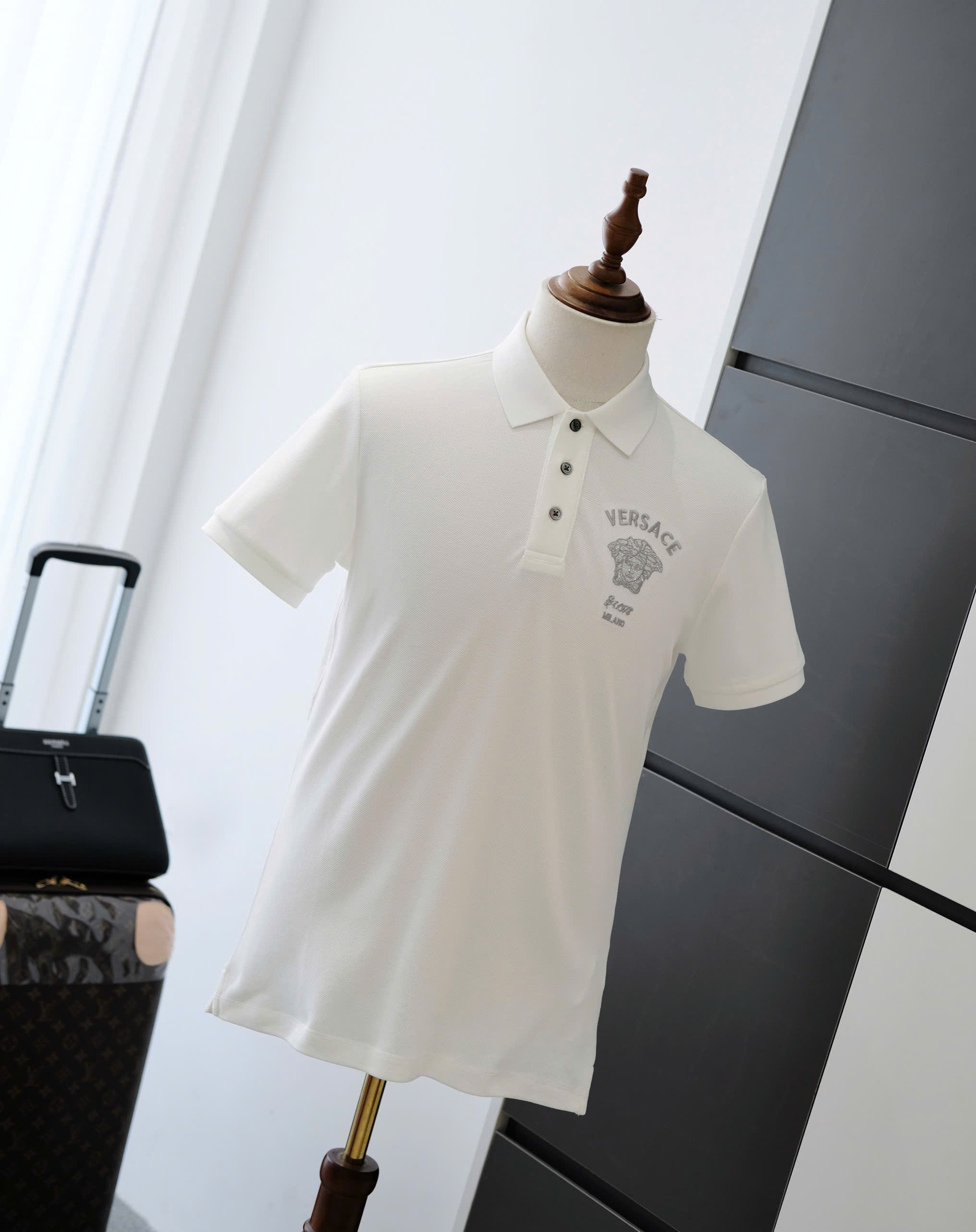 Áo polo VS Trắng logo Vàng thêu ngực Like Auth DDT