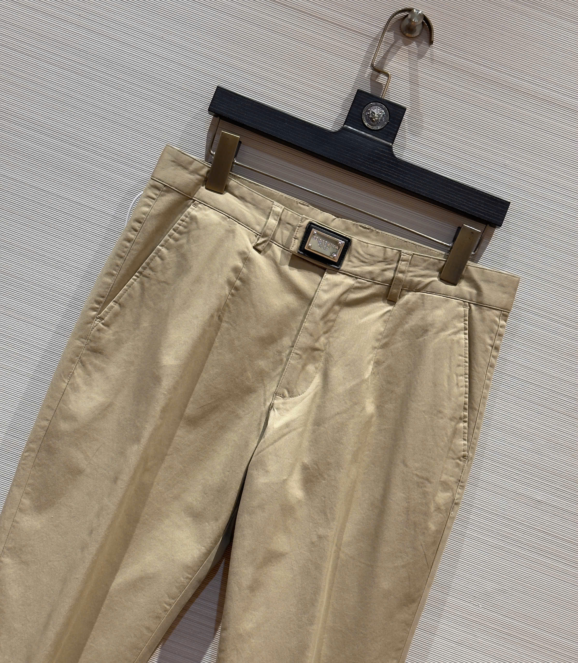 Quần dài kaki Dolce Gabbana DG Nâu trơn logo tag vuông cạp Like Auth 1-1 on web DDT