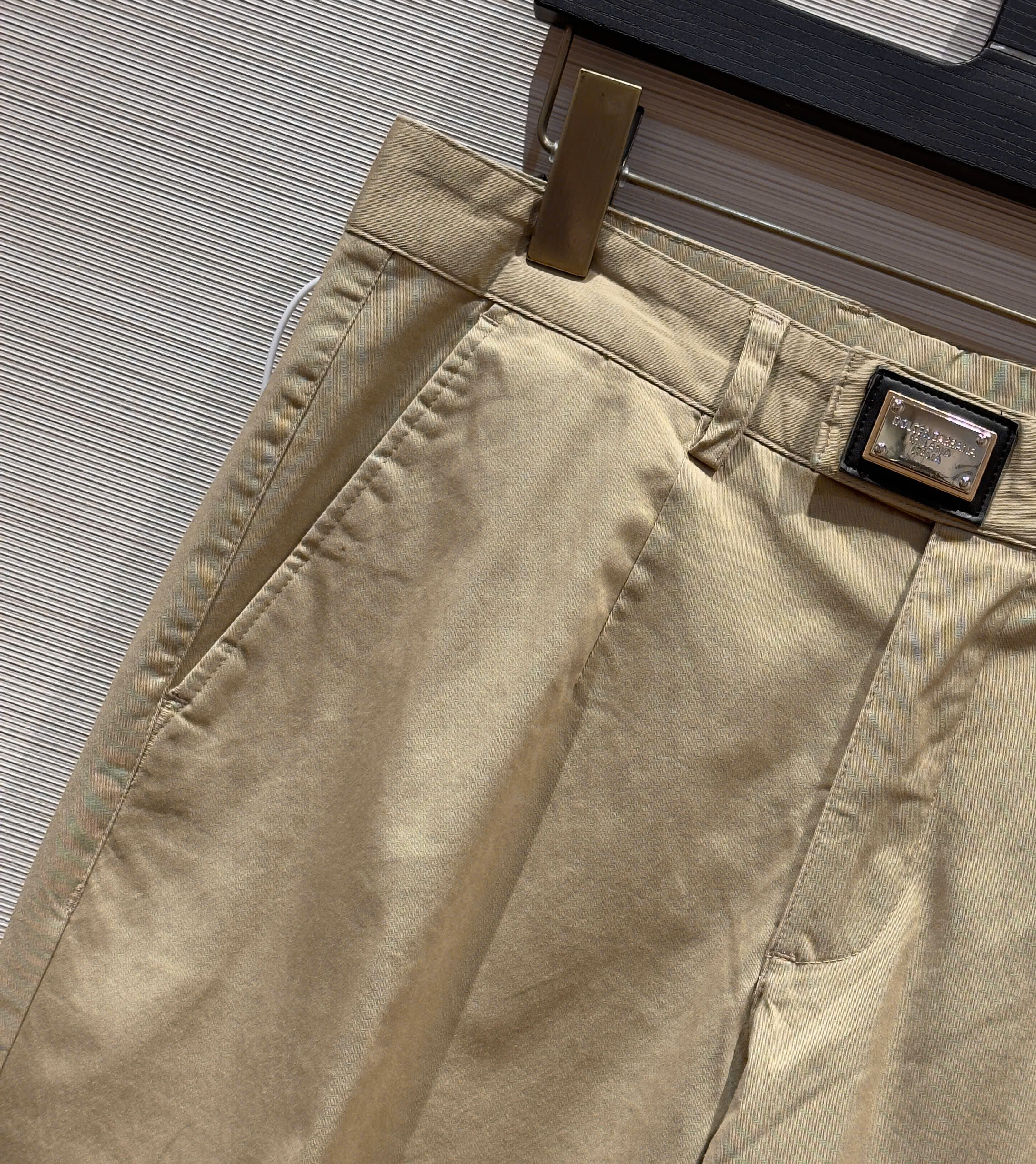 Quần dài kaki Dolce Gabbana DG Nâu trơn logo tag vuông cạp Like Auth 1-1 on web DDT