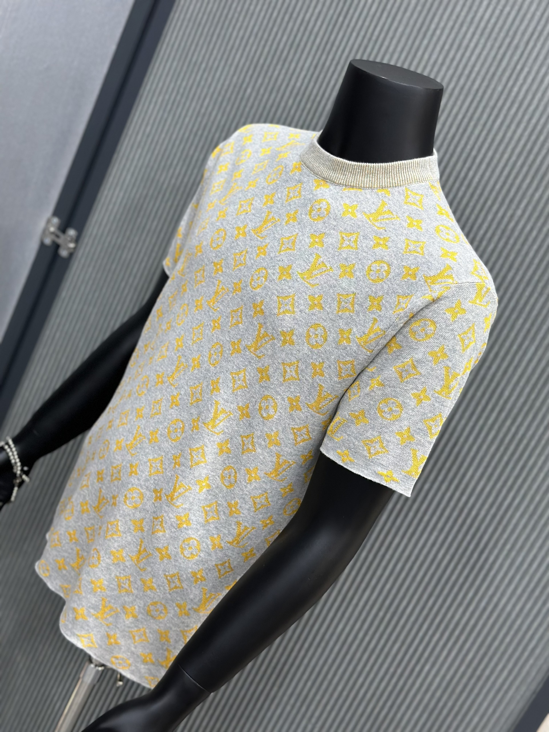 Áo phông T-shirt len Louis Vuitton LV Xám họa tiết hoa vân logo Vàng full Like Auth VTN