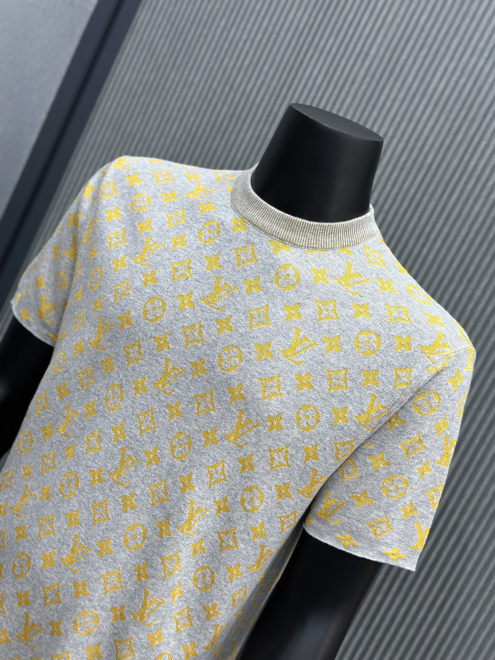 Áo phông T-shirt len Louis Vuitton LV Xám họa tiết hoa vân logo Vàng full Like Auth VTN