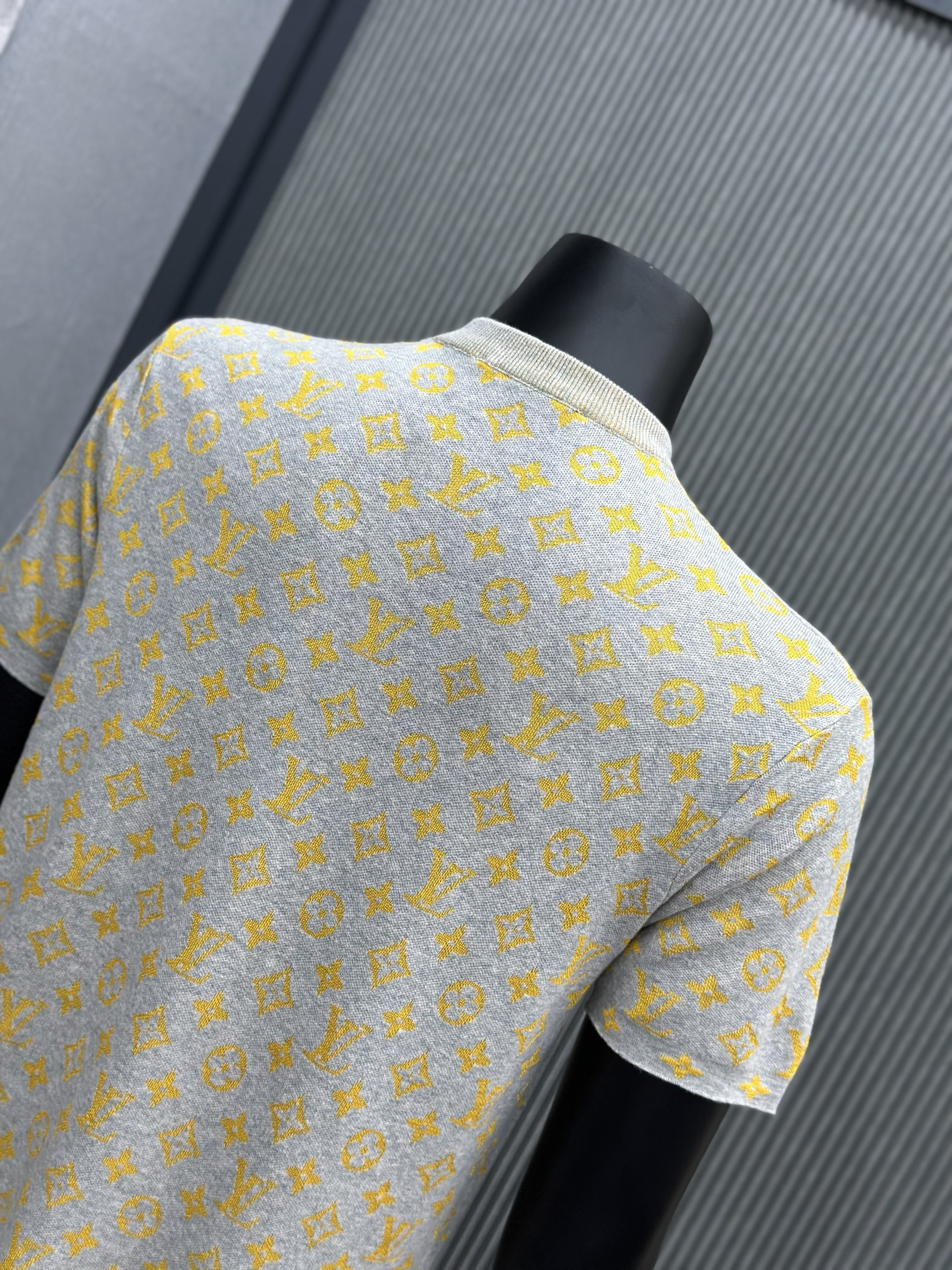 Áo phông T-shirt len Louis Vuitton LV Xám họa tiết hoa vân logo Vàng full Like Auth VTN