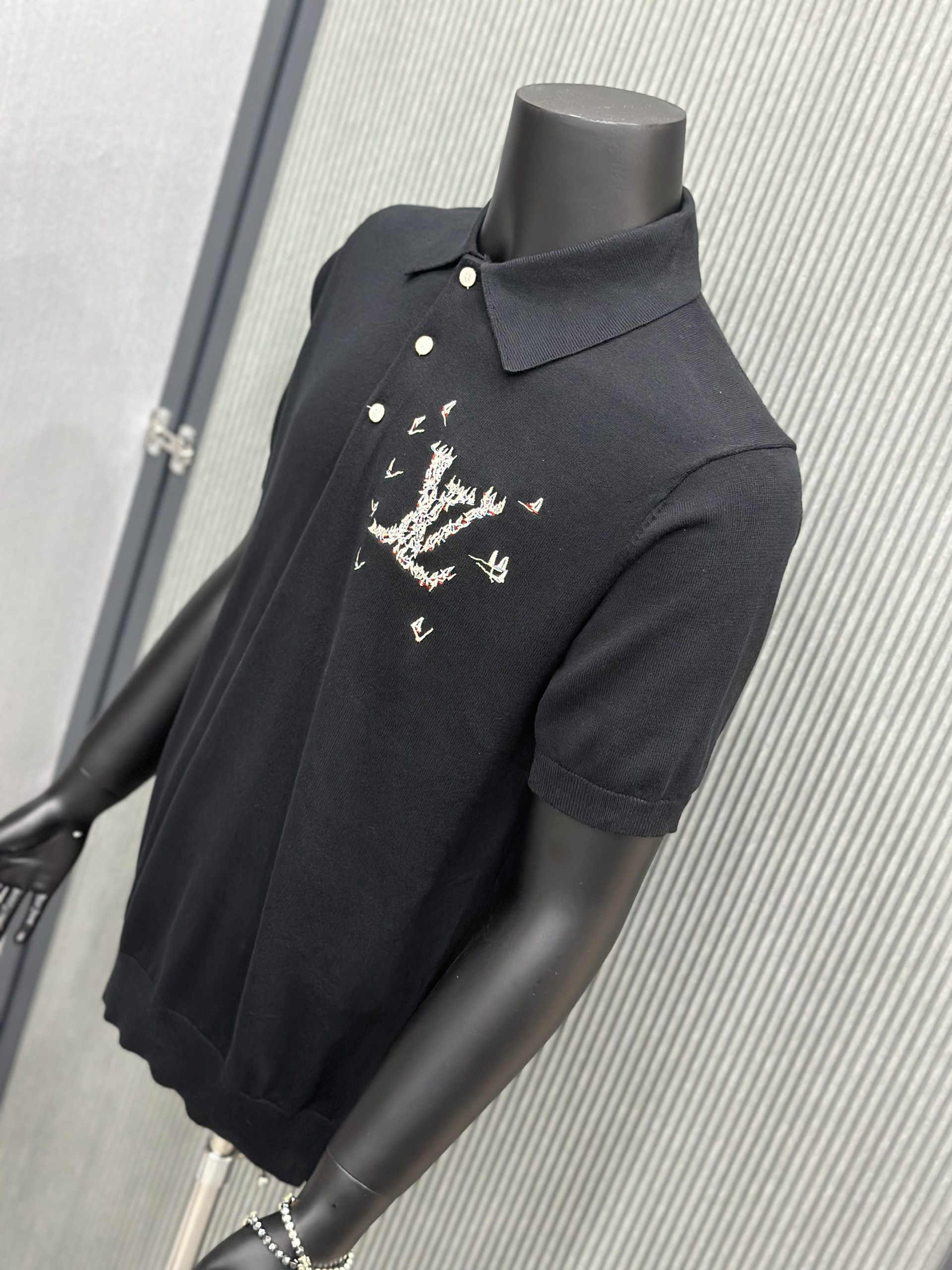 Áo polo Louis Vuitton LV Đen logo chữ du thuyền thêu ngực Like Auth VTN