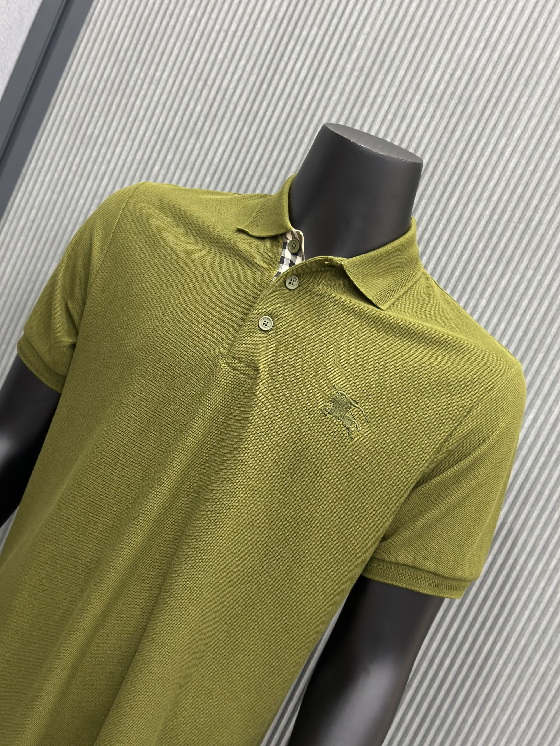 Áo polo Burberry BBR Xanh rêu logo ngựa thêu ngực phối kẻ sọc cổ Like Auth VTN