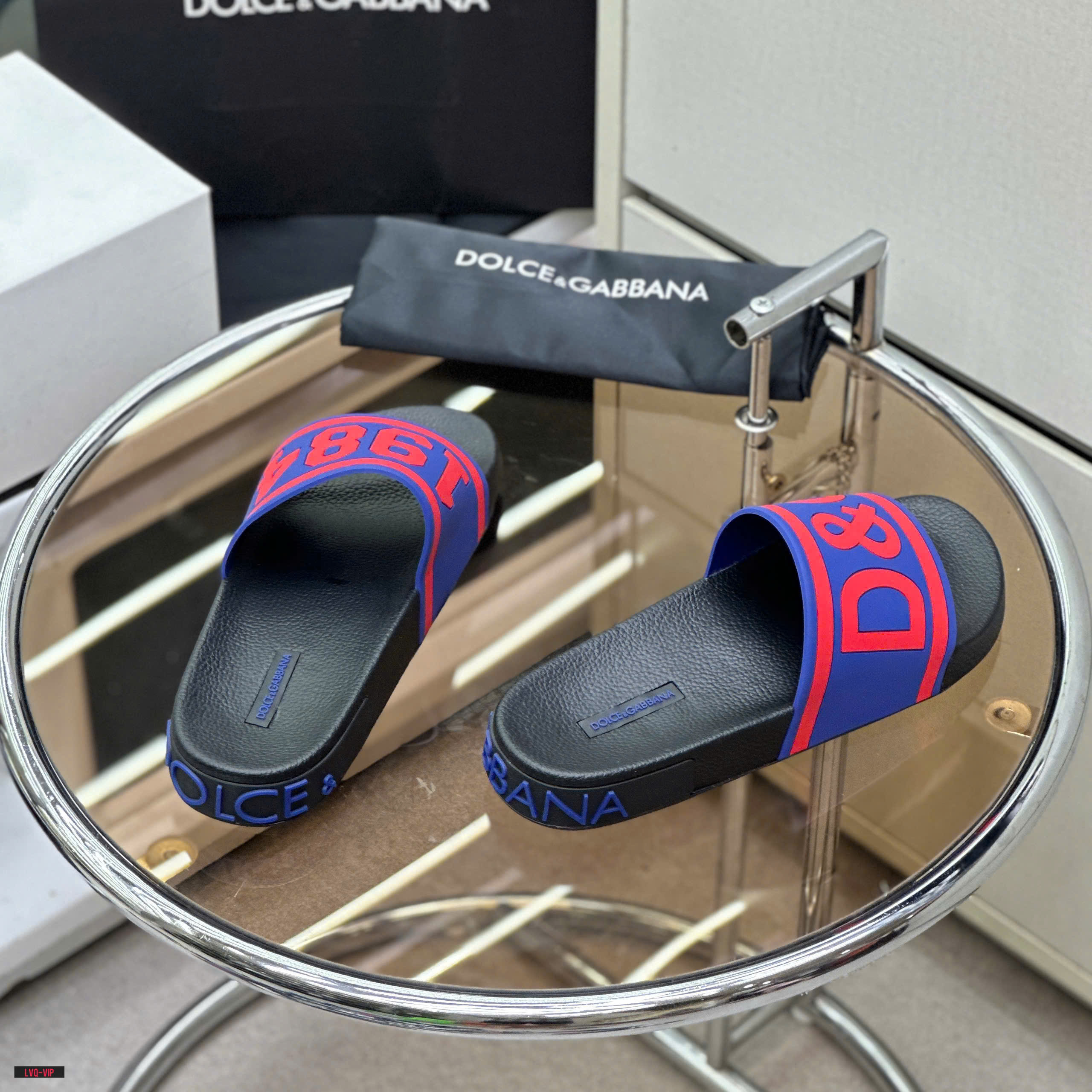 Dép lê quai ngang Dolce Gabbana DG 1984 Đen phối Xanh logo chữ Hồng Like Auth fullbox LVQ