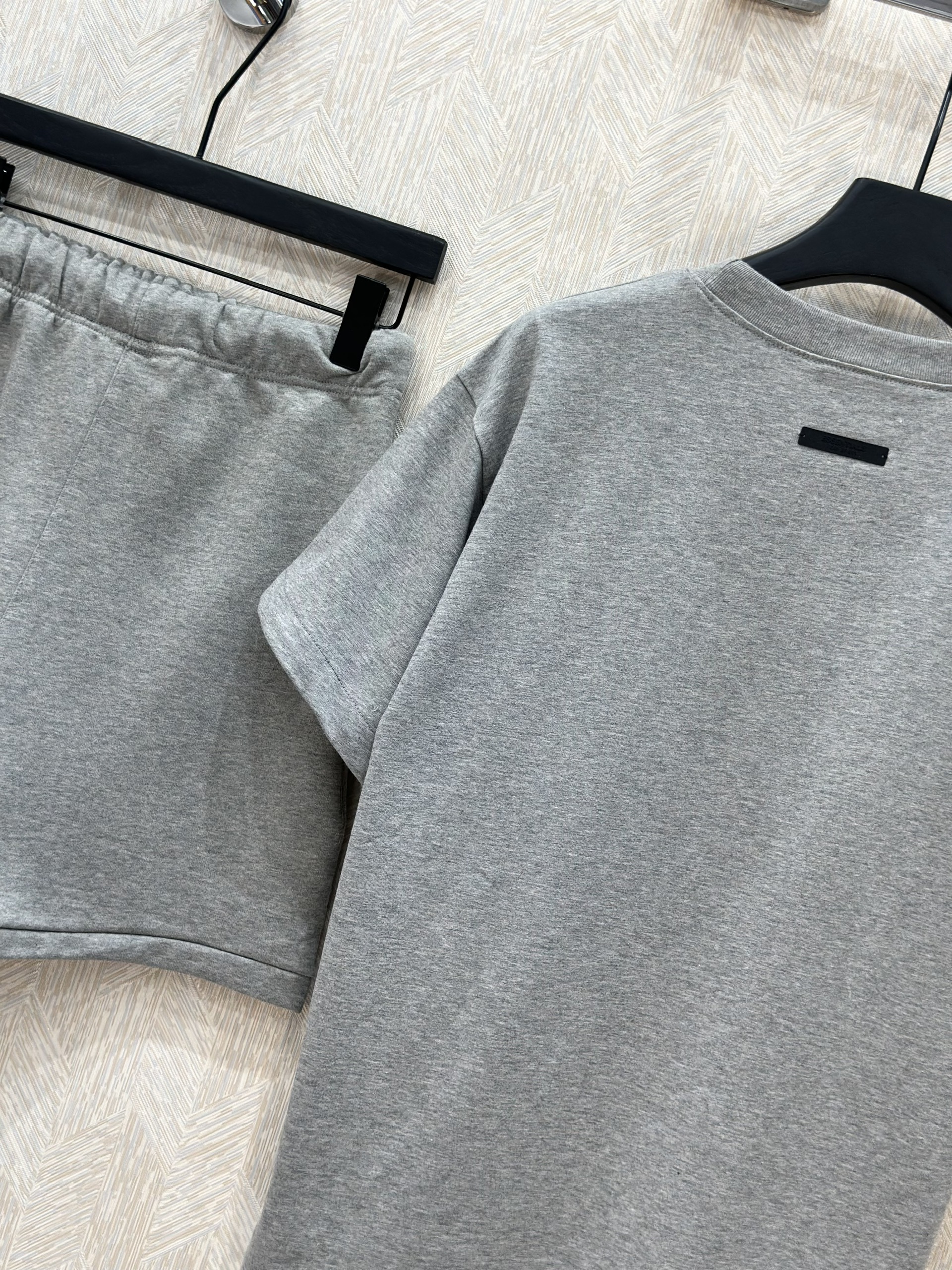 Bộ, Set hè Essentials Xám logo chữ Đỏ Like Auth on web VTN