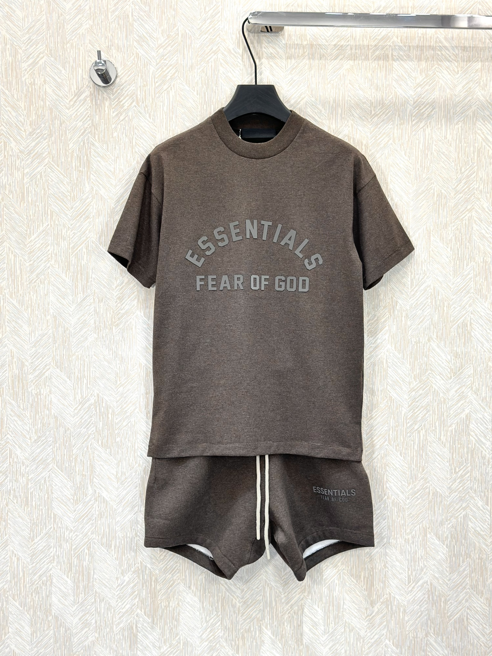 Bộ, Set hè Essentials Nâu logo chữ nổi Like Auth on web VTN