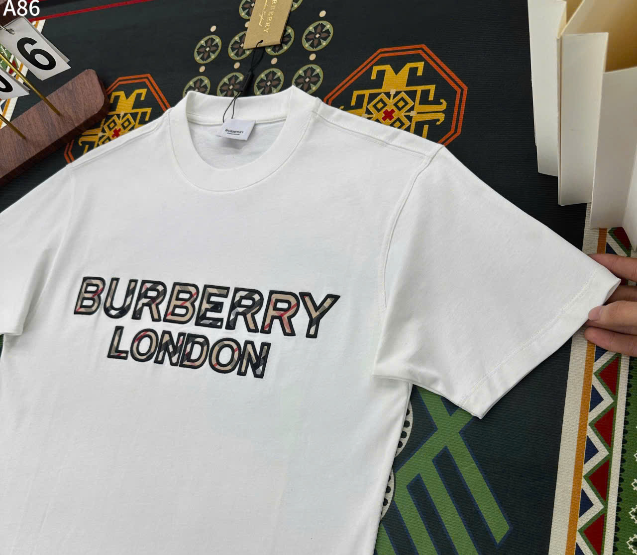 Áo phông T-shirt Burberry BBR London logo chữ kẻ sọc thêu nổi Like Auth LK