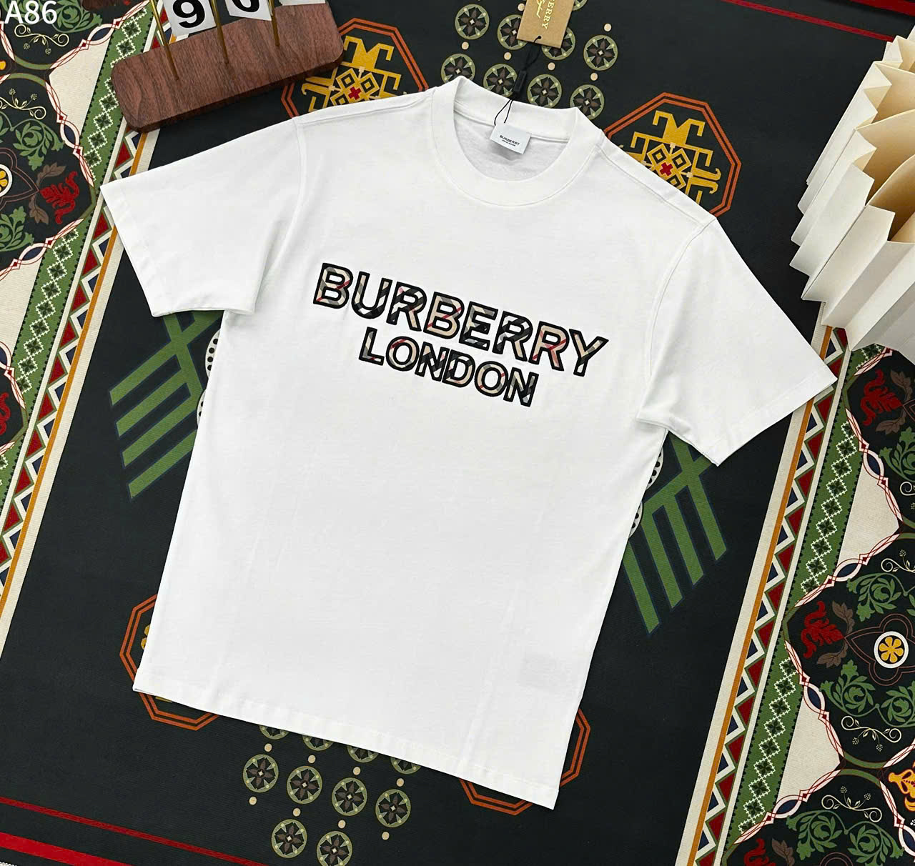 Áo phông T-shirt Burberry BBR London logo chữ kẻ sọc thêu nổi Like Auth LK