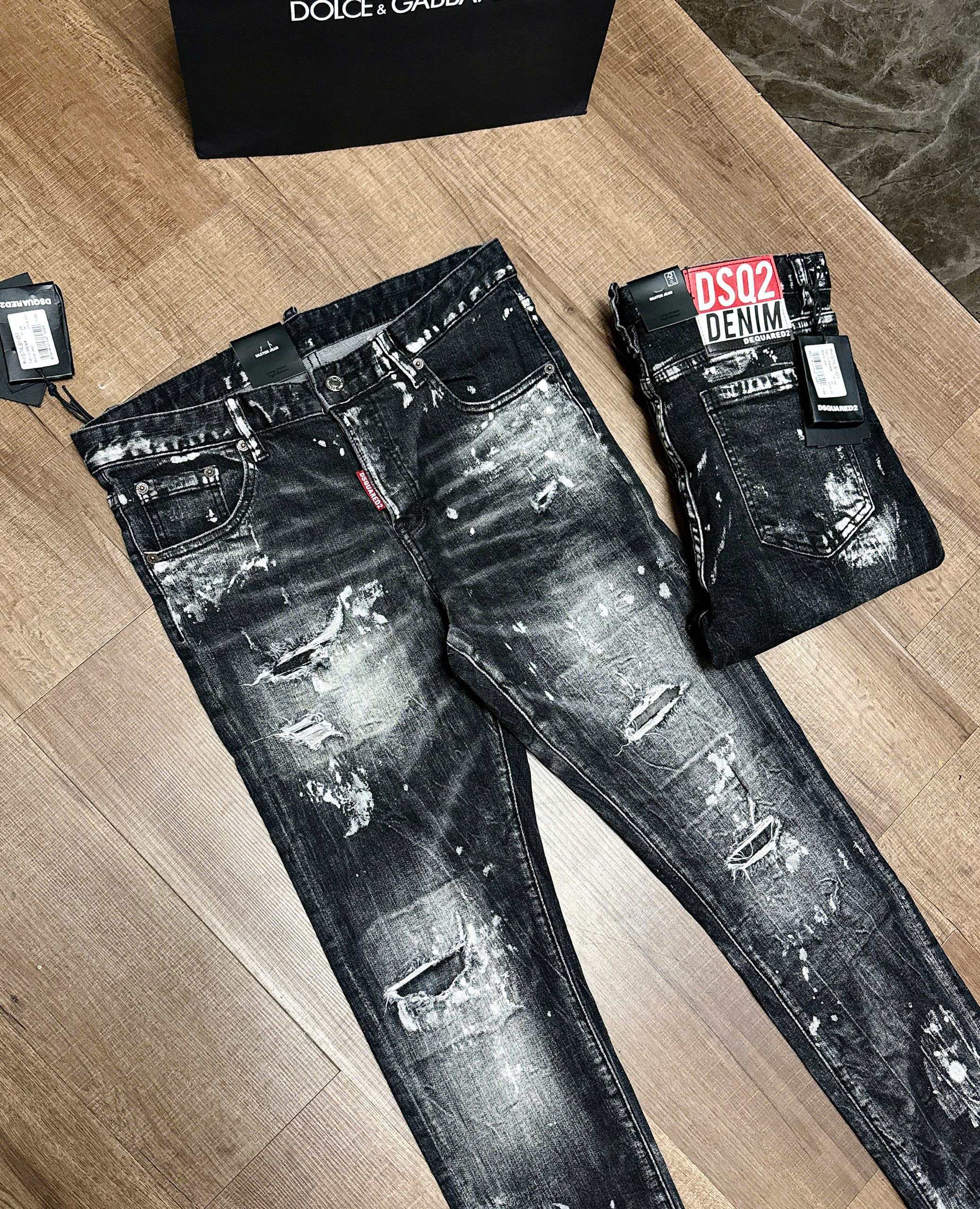 Quần jean Dsquared2 DSQ2 Đen rách mài loang vẩy sơn Trắng Like Auth NV