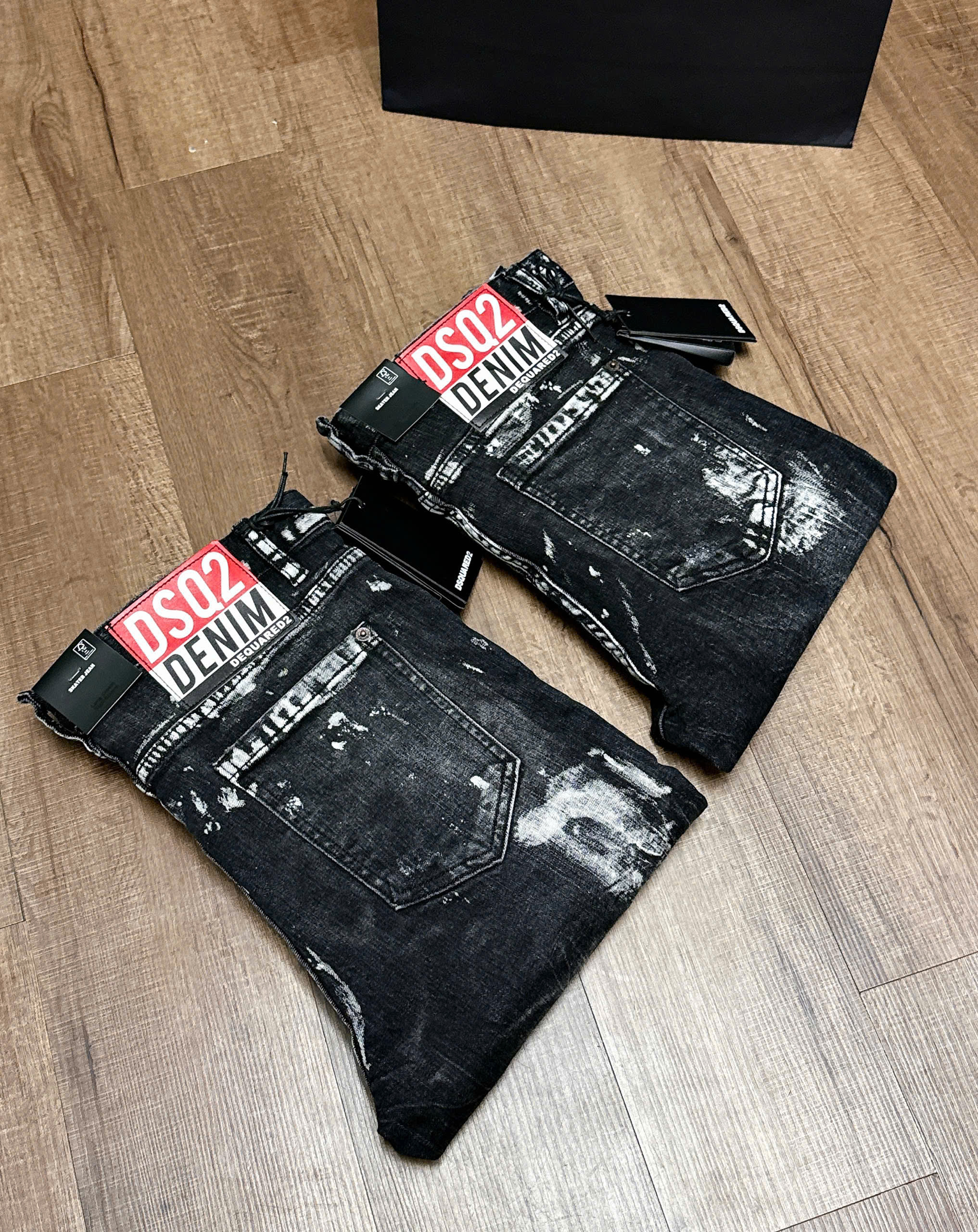 Quần jean Dsquared2 DSQ2 Đen rách mài loang vẩy sơn Trắng Like Auth NV