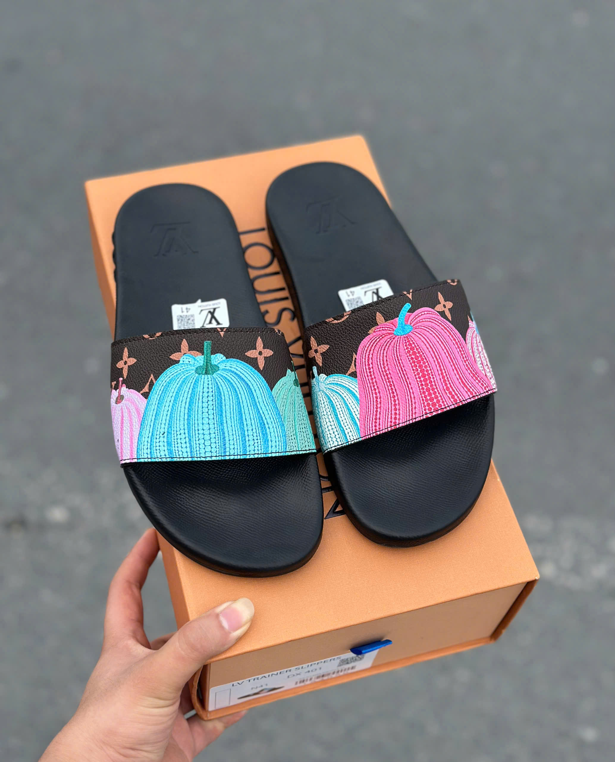 Dép lê quai ngang Louis Vuitton LV Đen họa tiết hoa vân quả bí Like Auth fullbox MK